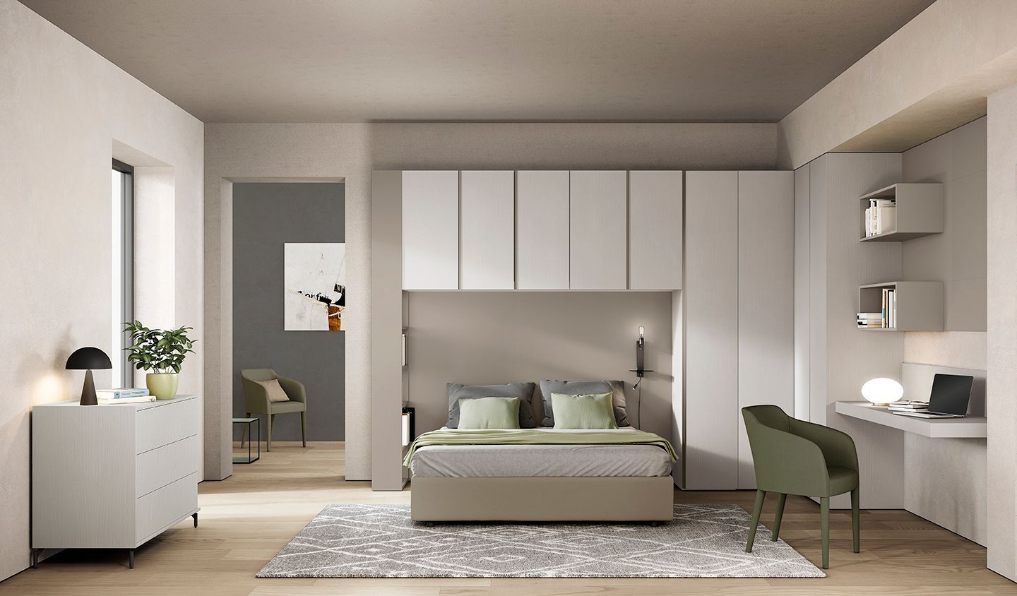 Camera da letto moderna con arredamento beige, letto sotto armadi bianchi, sedia verde, scrivania e specchio vicino alla porta.