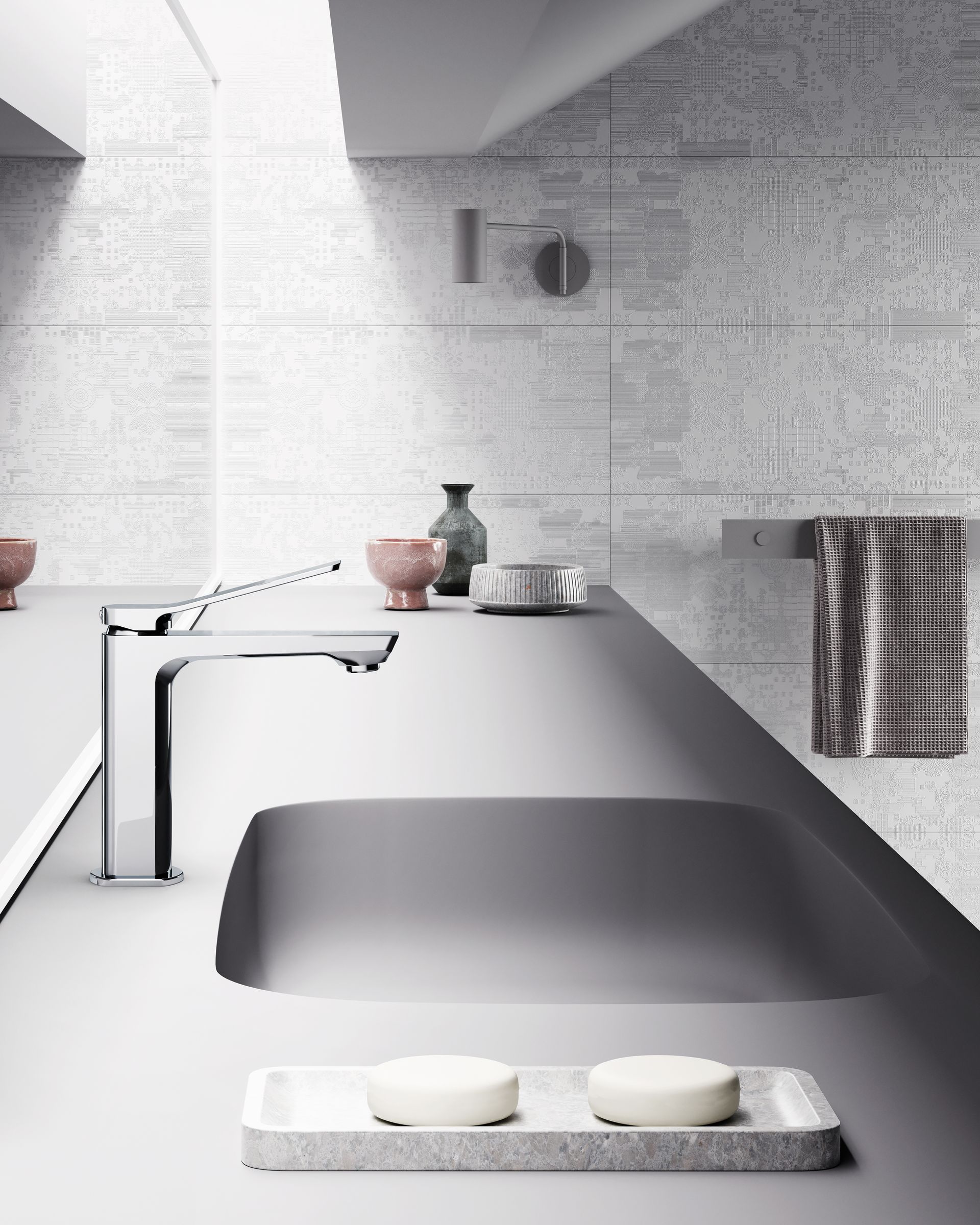 Bagno moderno bianco con lavabo da appoggio nero, asciugamani e piccoli oggetti decorativi.