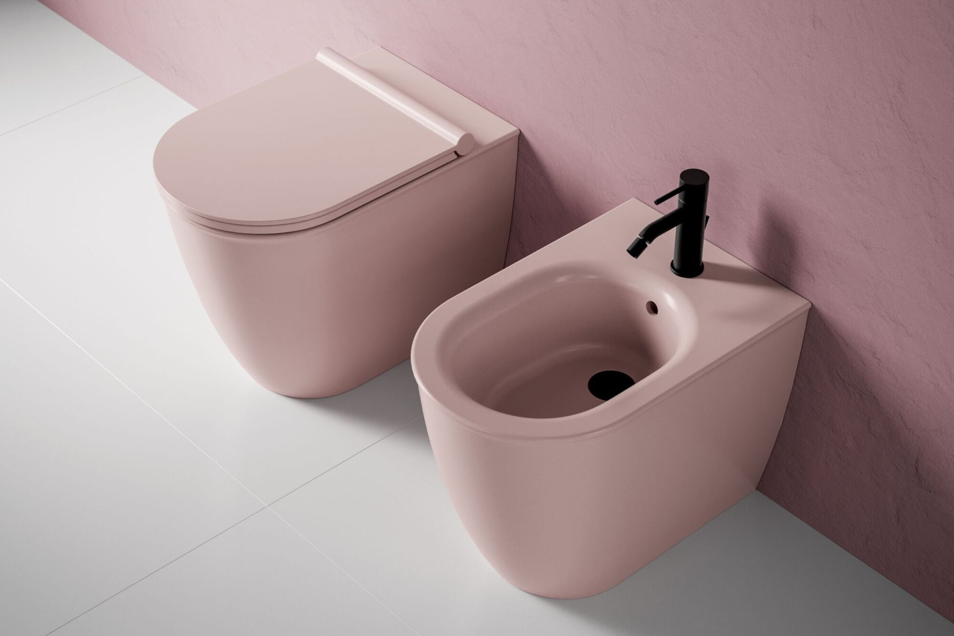 WC sospeso rosa e bidet abbinato in un bagno moderno