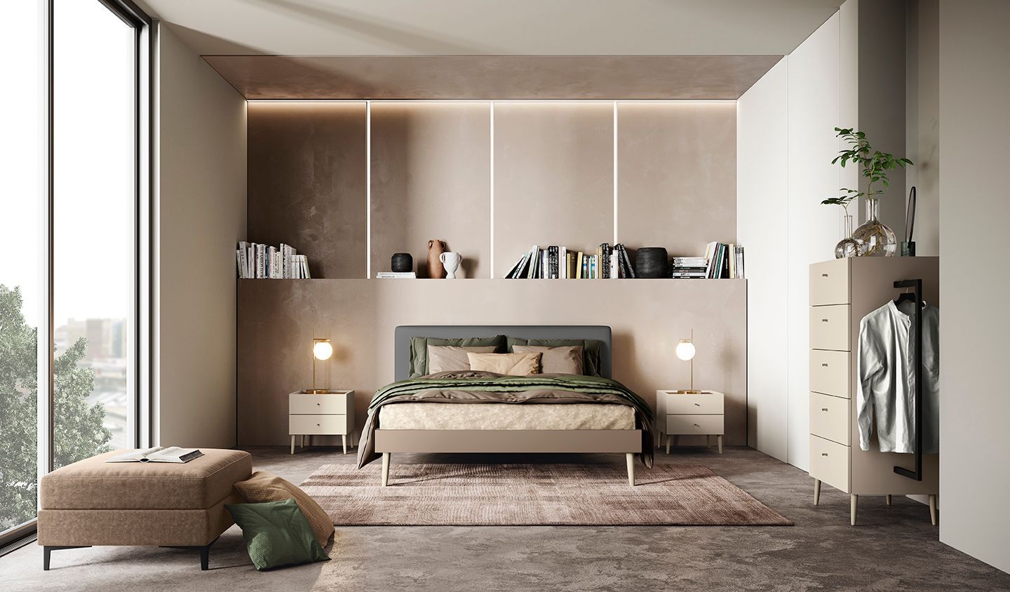 Camera da letto minimalista con pareti beige, letto, tappeto, sedile sotto la finestra e scaffalatura a muro accanto a una grande finestra.