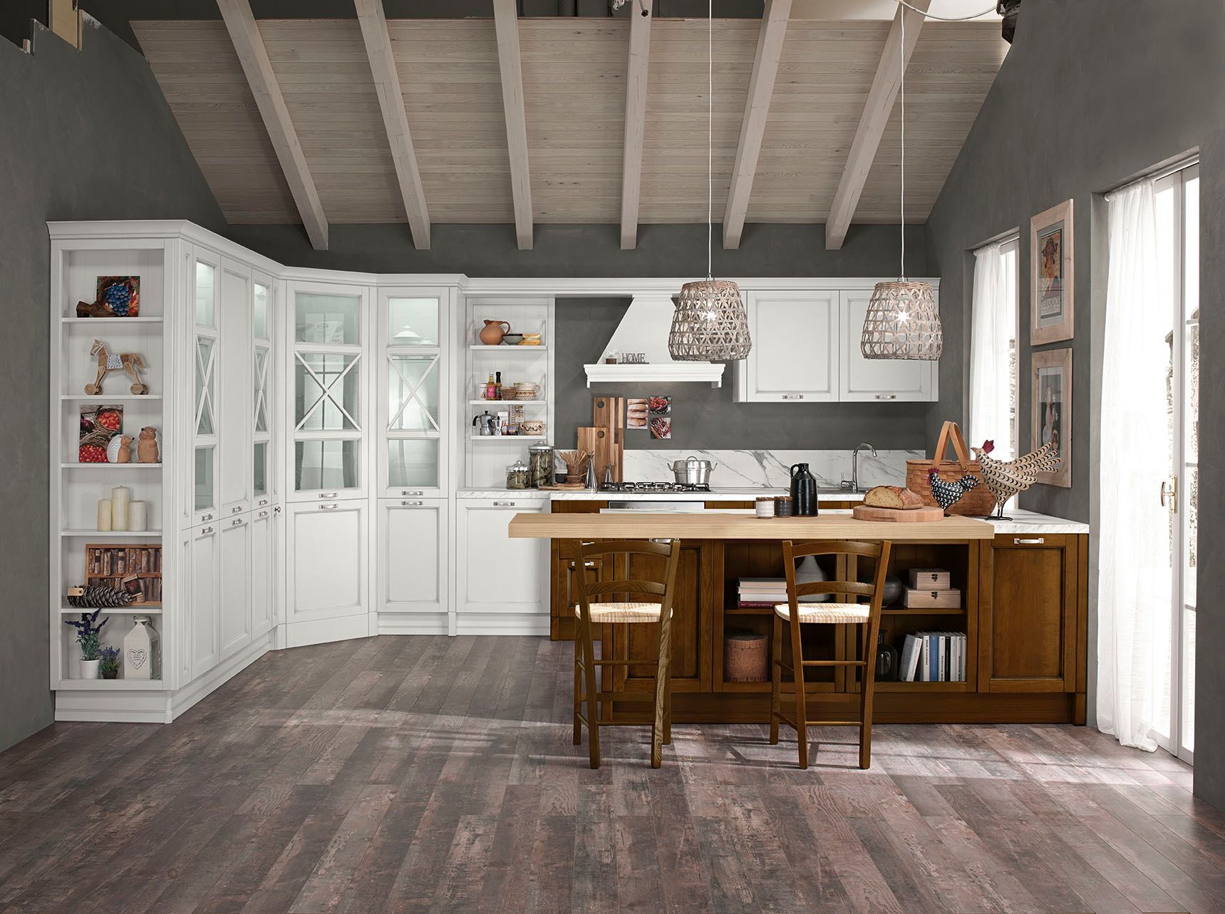 Cucina moderna in stile rustico con mobili bianchi, isola in legno, pareti grigie e soffitto alto con travi a vista.