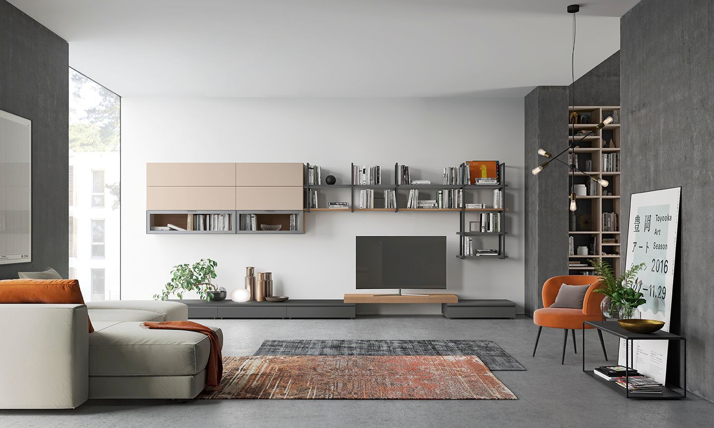 Soggiorno moderno con divano grigio, poltrona arancione, mensole a muro e tappeto a motivi geometrici, luminoso e minimalista