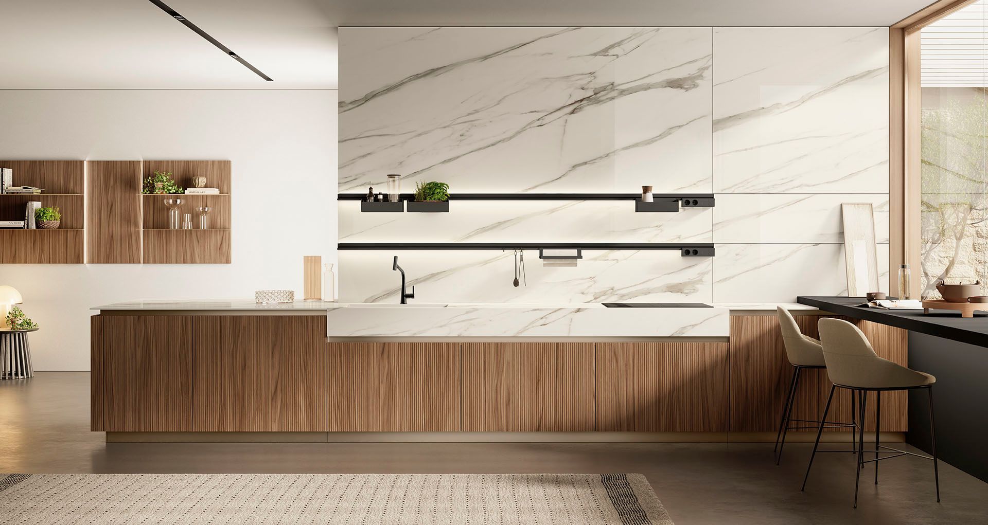 Cucina moderna con isola in legno, ripiani in marmo bianco, mensole a vista e sgabelli da bar accanto a una finestra luminosa.