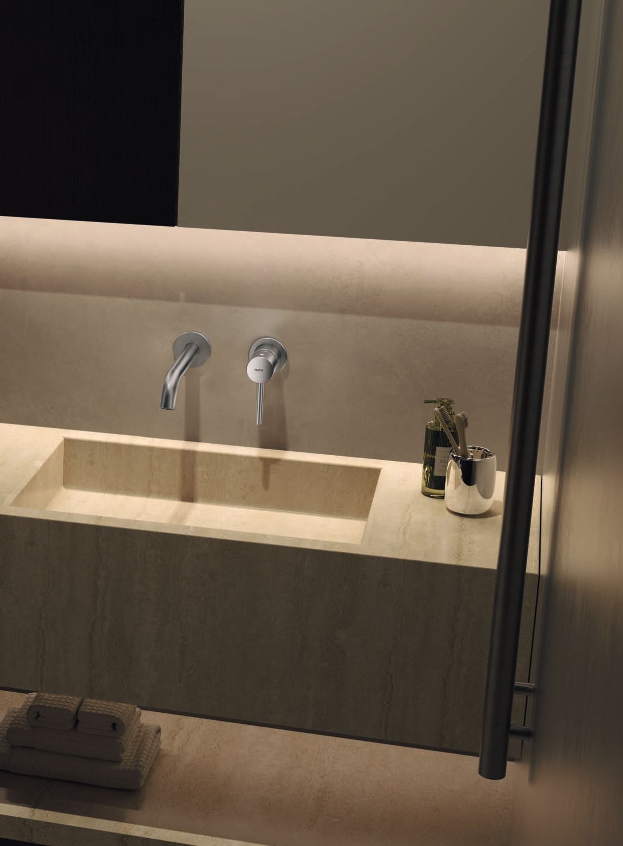 Mobile bagno minimalista beige con doppio rubinetto, lavabo, specchio e portasciugamani su sgabello scuro.