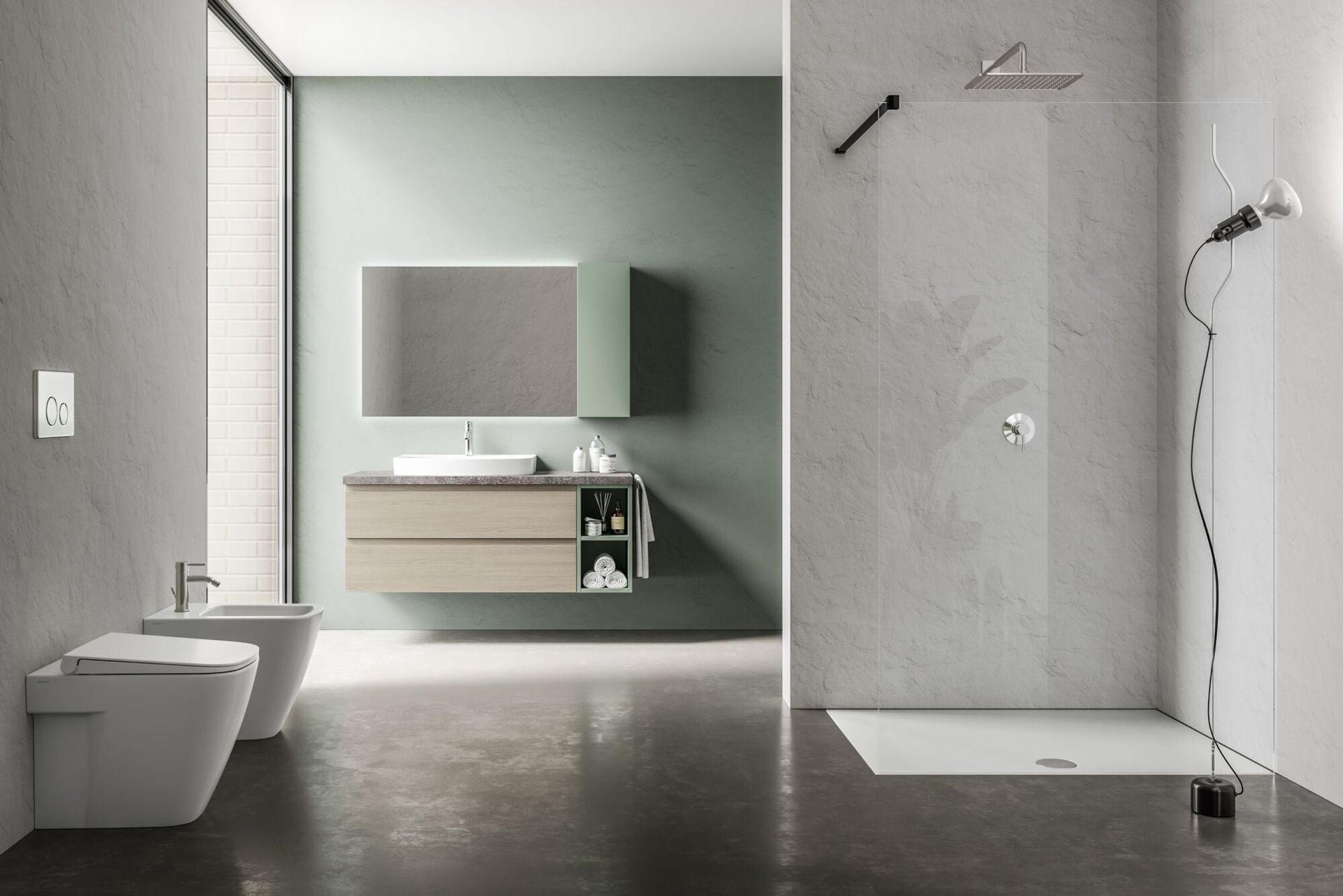 Bagno minimalista con WC, specchio e cabina doccia in vetro nei toni del grigio.