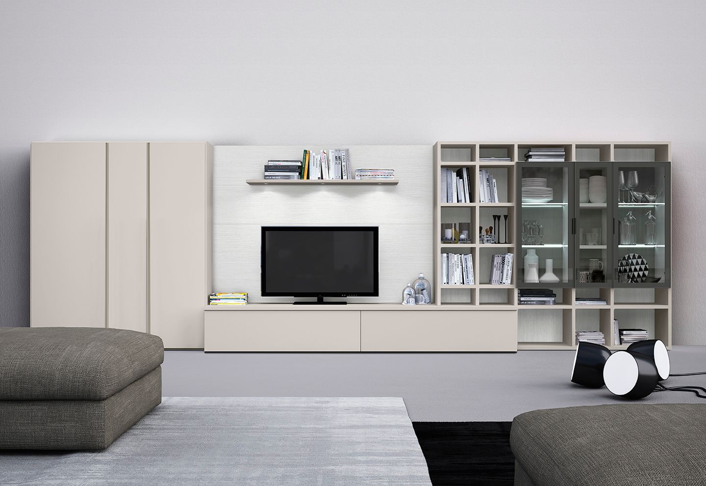 Soggiorno moderno con divani grigi, mobili contenitori bianchi, televisore e mensole in vetro.