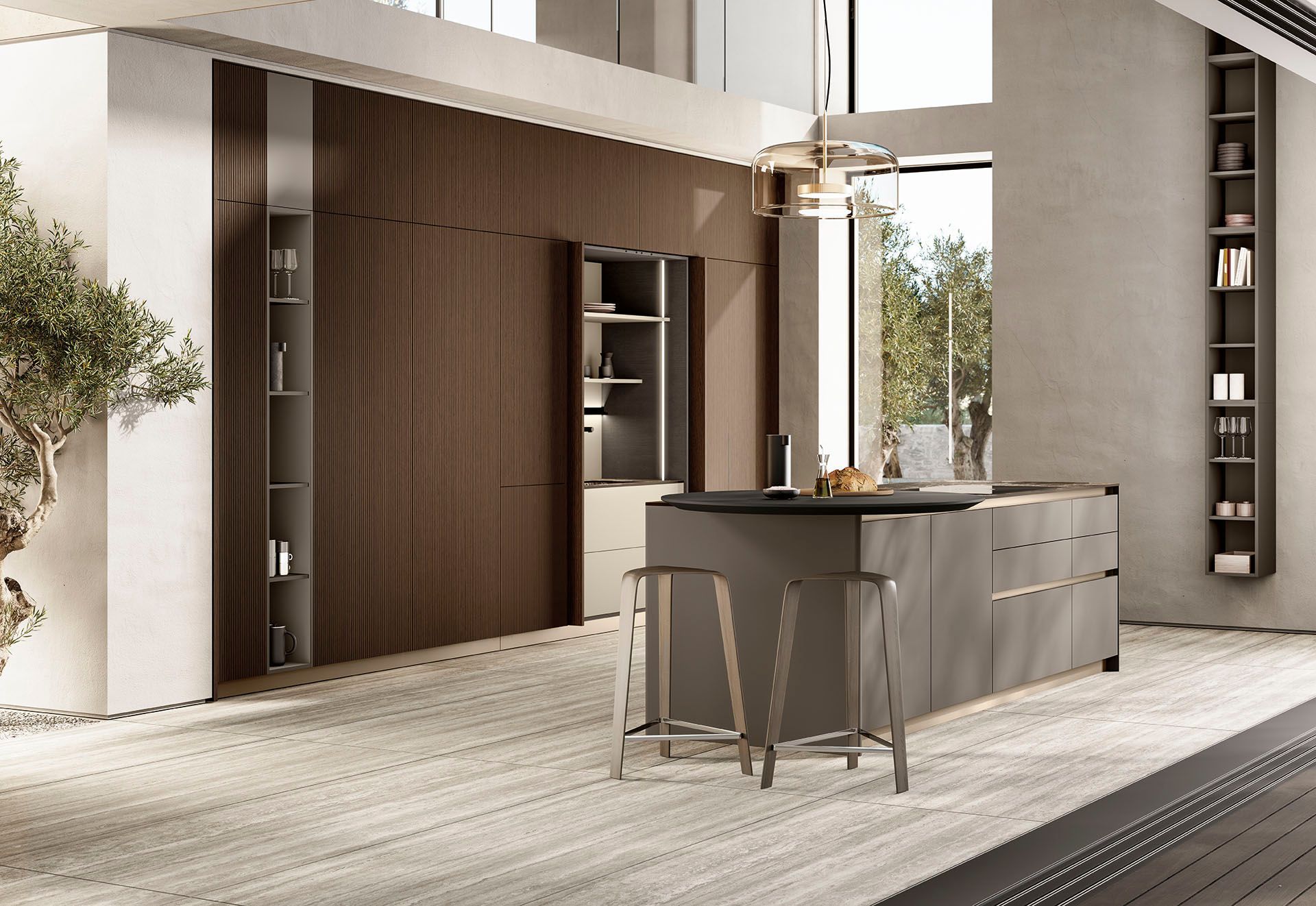 Cucina moderna con mobili in legno, isola e sgabelli da bar in una luminosa casa a pianta aperta.