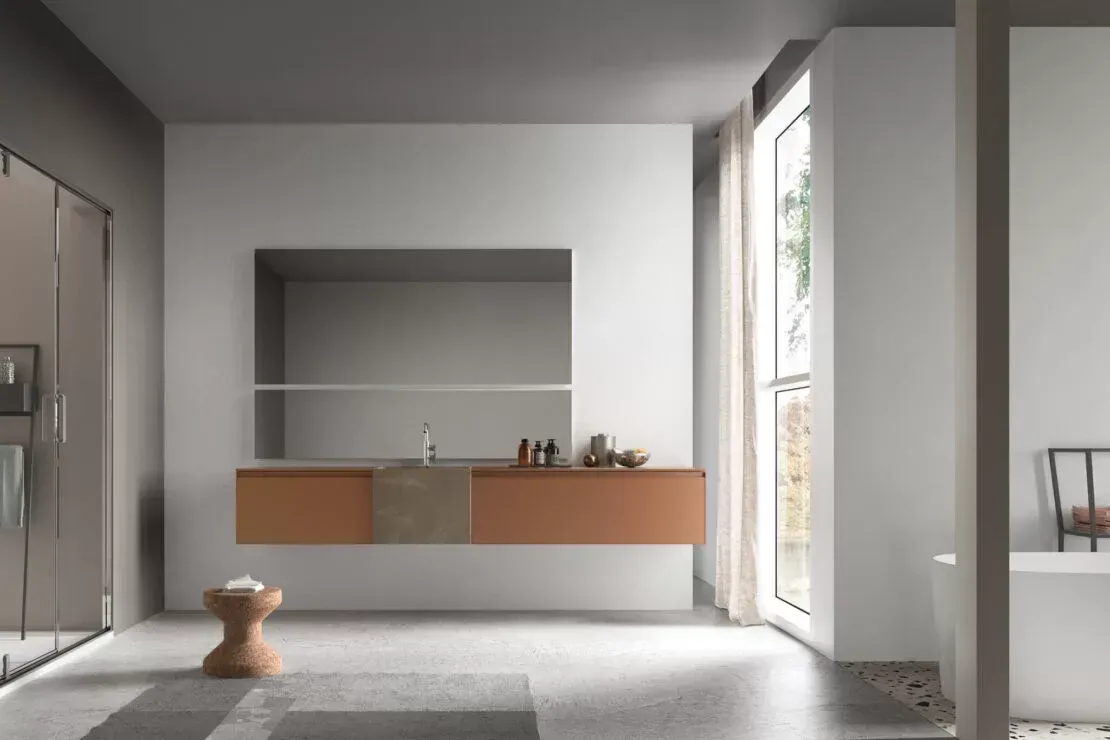 Soggiorno minimalista con mobile sospeso in legno, ampia finestra e pareti grigie neutre.
