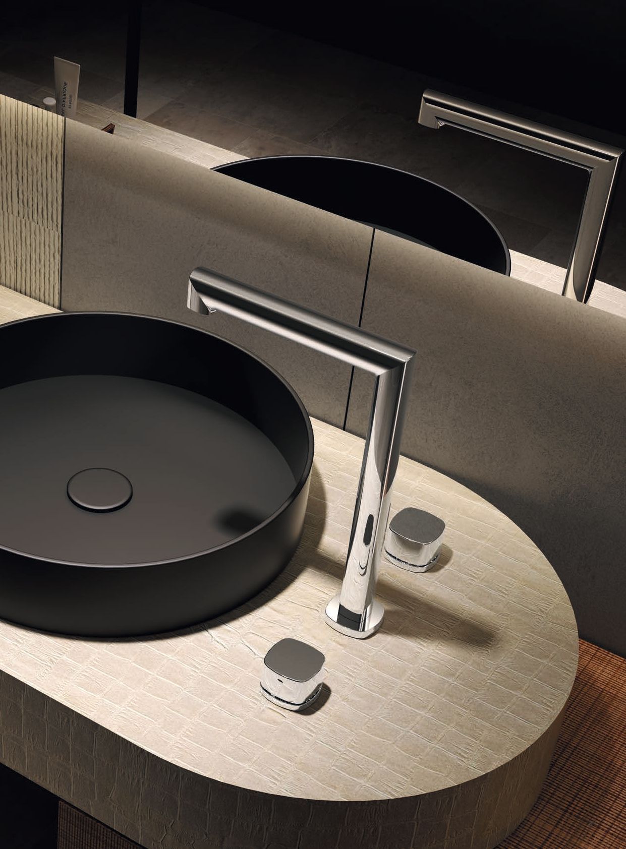 Lavabo da bagno moderno con vasca nera, rubinetto cromato e piano d'appoggio rotondo in luce soffusa