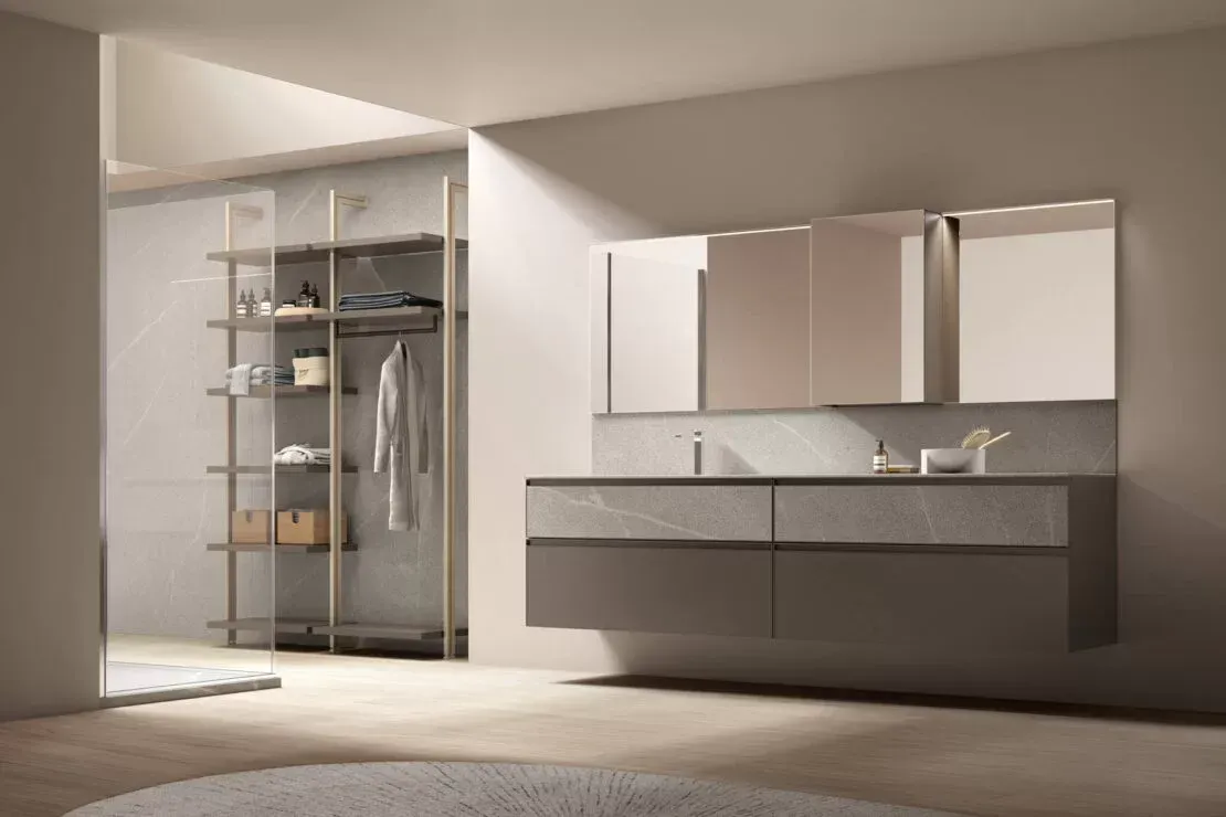 Mobile bagno moderno con pensili sospesi, specchio, lavabo e mensole a vista in un bagno minimalista sui toni del beige.