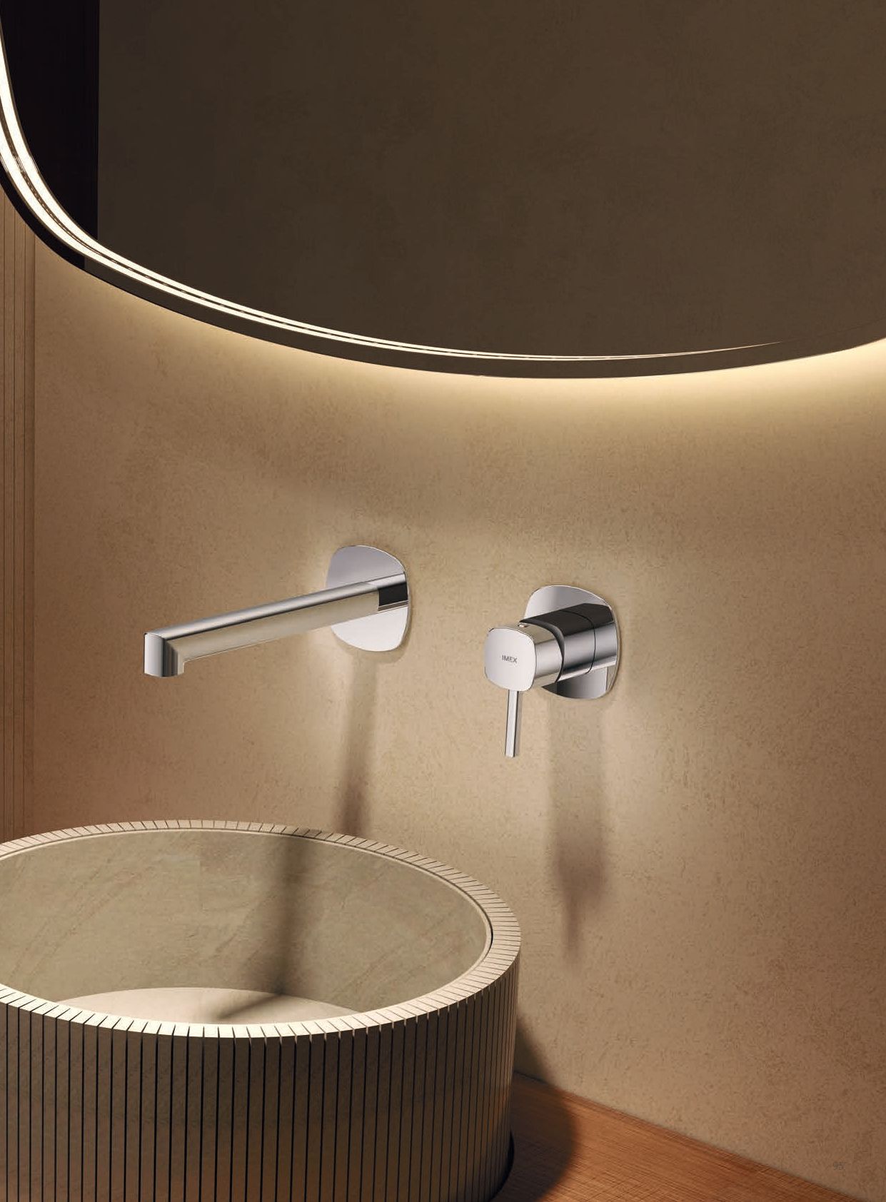 Lavabo da bagno moderno con rubinetto a parete, specchio e illuminazione ambientale calda.