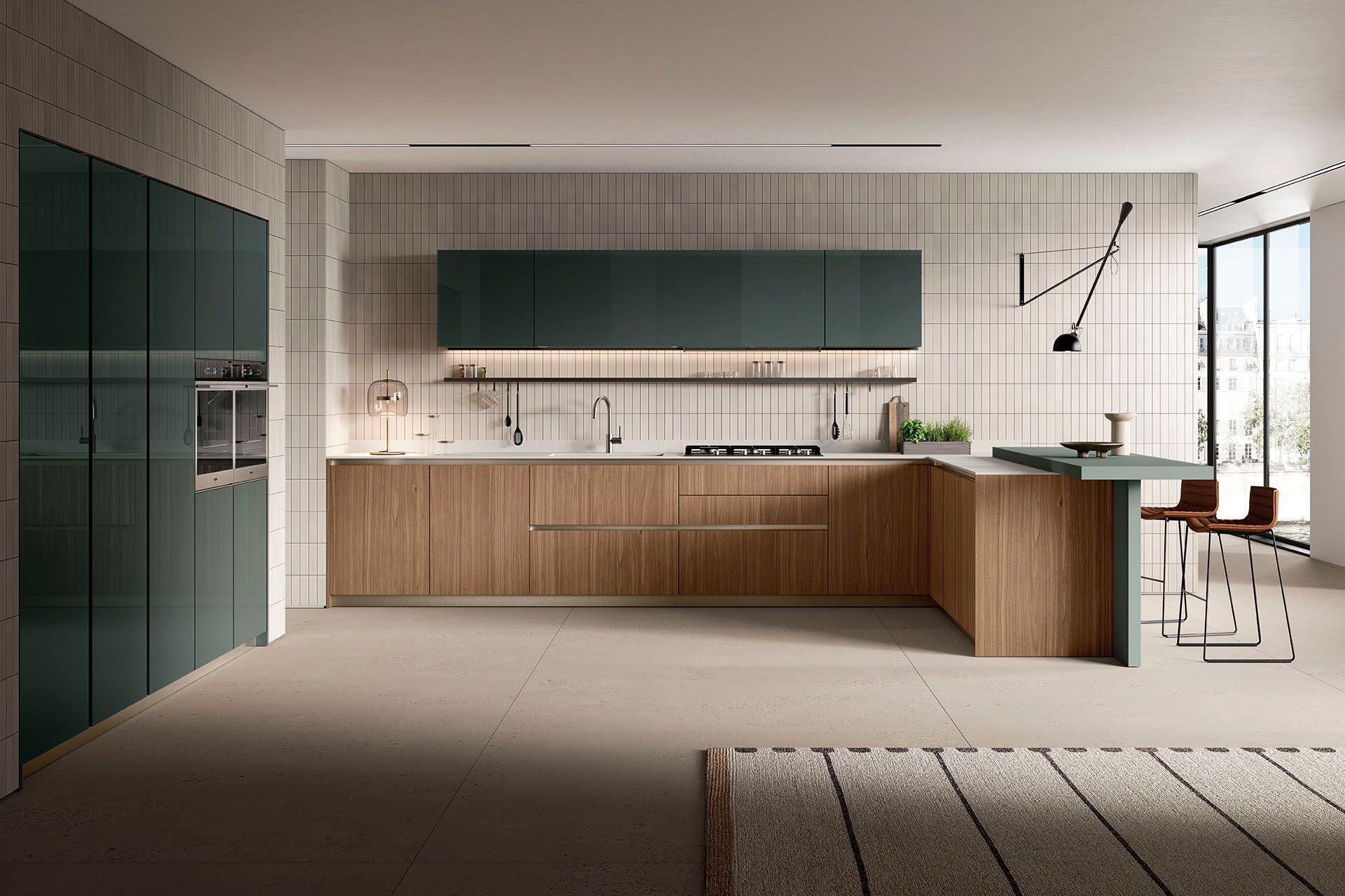 Cucina moderna e minimalista con mobili in legno, pensili verde scuro e un'ampia finestra con sedie.