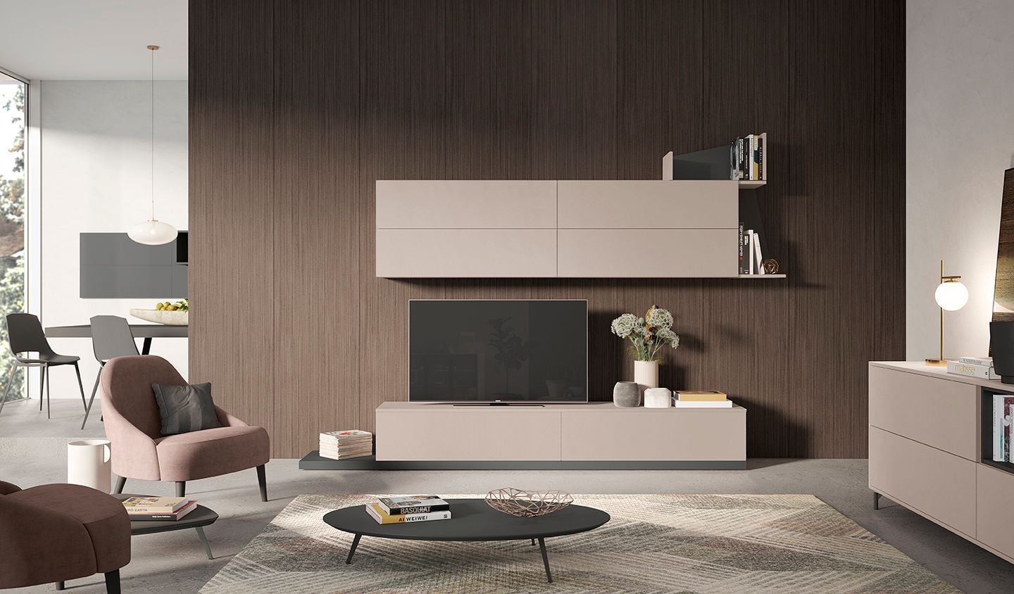 Soggiorno moderno con parete d'accento in legno scuro, TV a parete, mobili beige e divano accanto a una grande finestra.