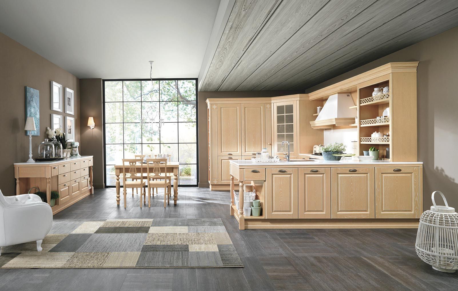 Cucina e zona pranzo moderne con mobili in legno chiaro, ampia finestra e tappeto a quadri.