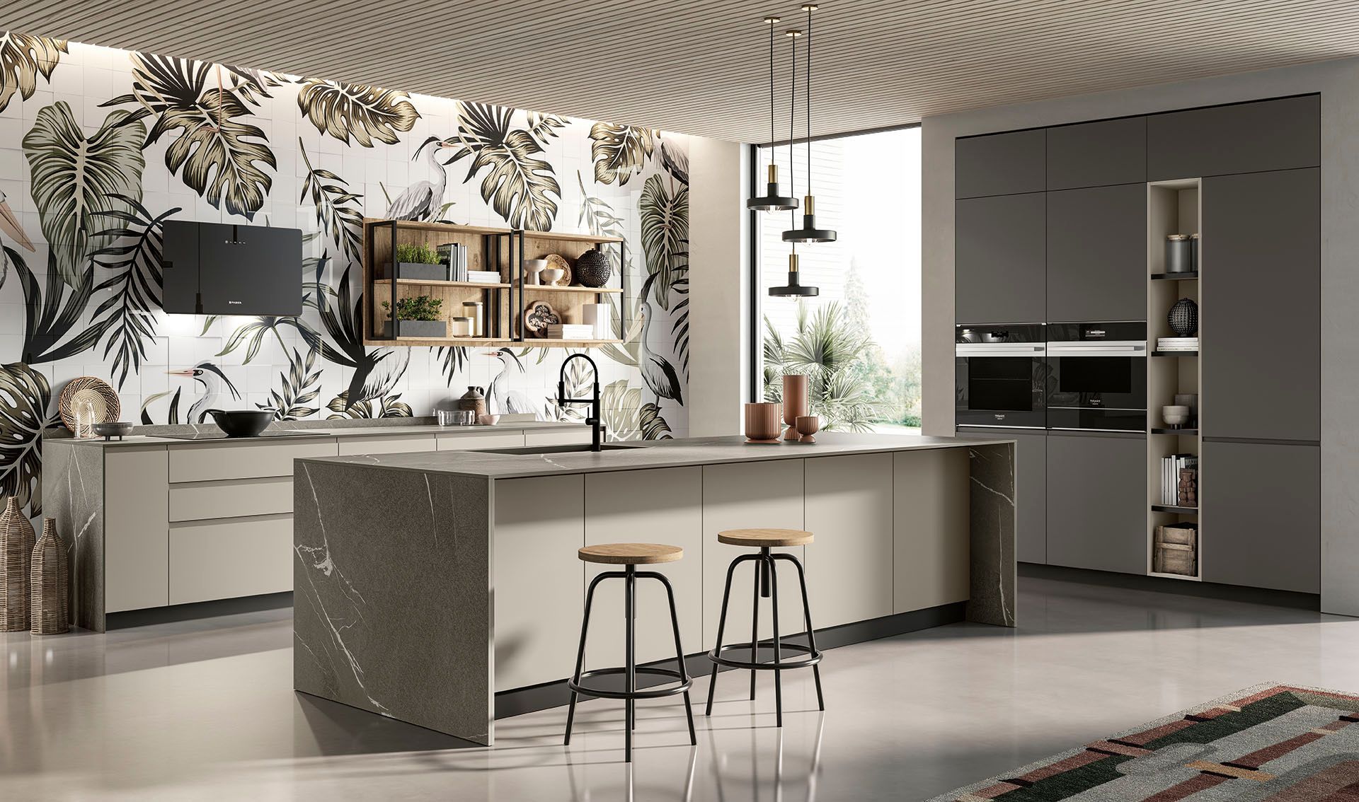 Cucina moderna con carta da parati a motivi decorativi, grande isola centrale, sgabelli ed elettrodomestici in acciaio inossidabile.