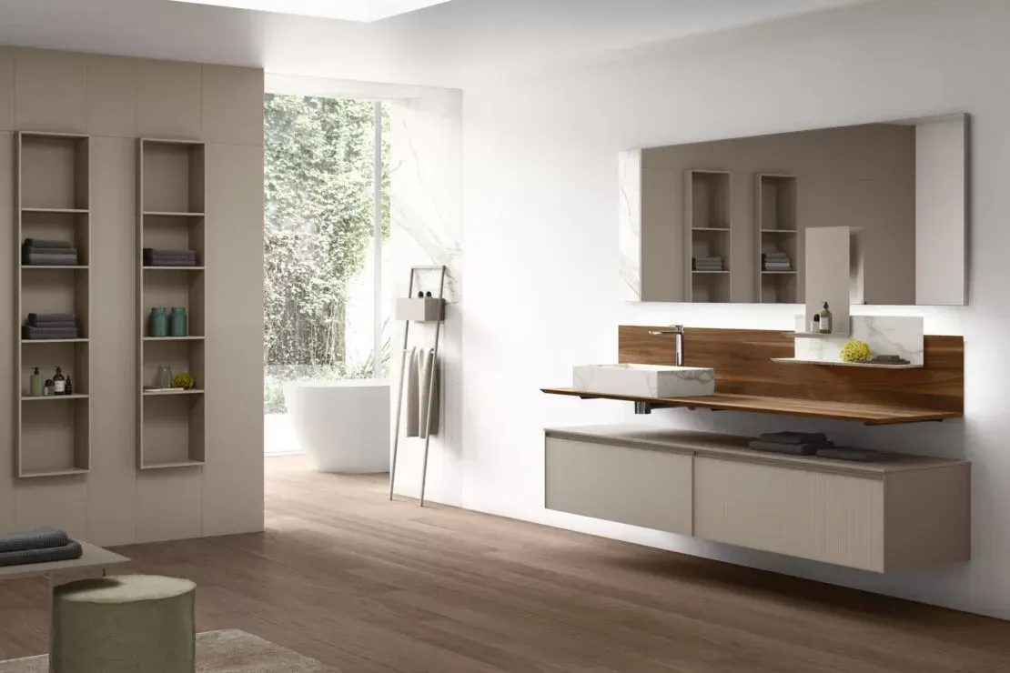Bagno moderno con mobile lavabo sospeso, ampio specchio, mensole a vista e finestra accanto alla vasca da bagno.