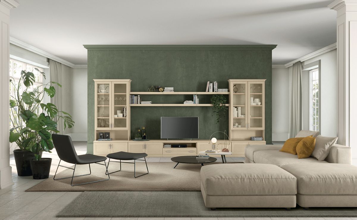 Soggiorno moderno con parete d'accento verde, divano componibile, poltrone, TV, mensole e ampie finestre.
