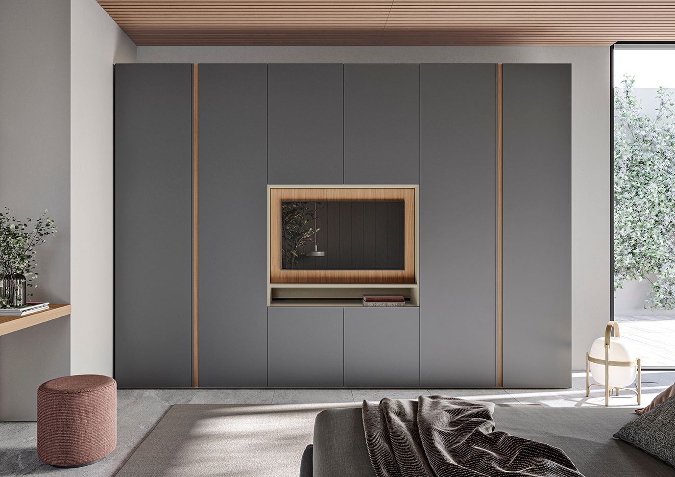Soggiorno moderno con un grande mobile a parete grigio, TV integrata, finiture in legno e luce naturale soffusa.