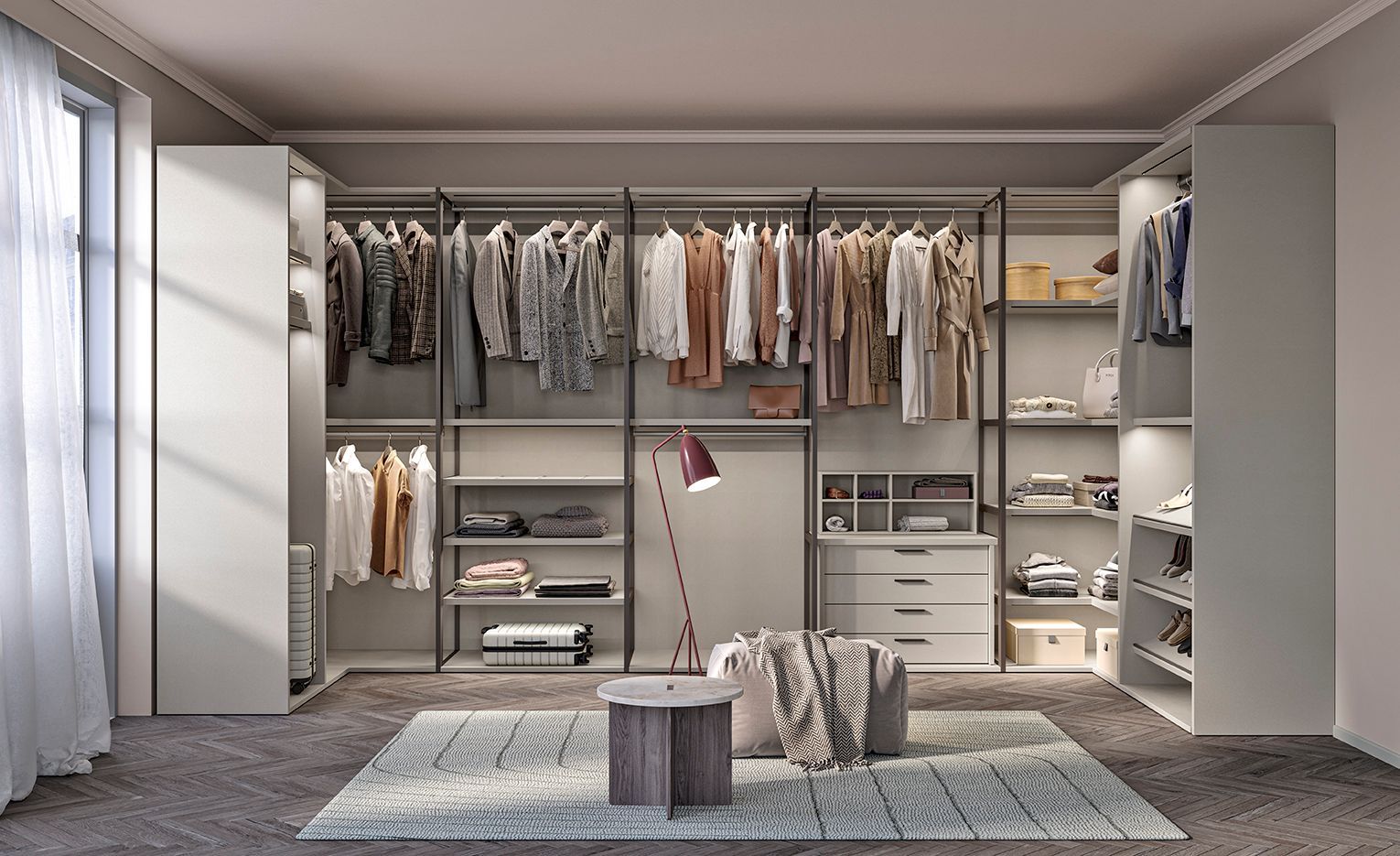 Cabina armadio moderna con ripiani a vista, appendiabiti, cassetti e un tappeto grigio in una stanza luminosa.