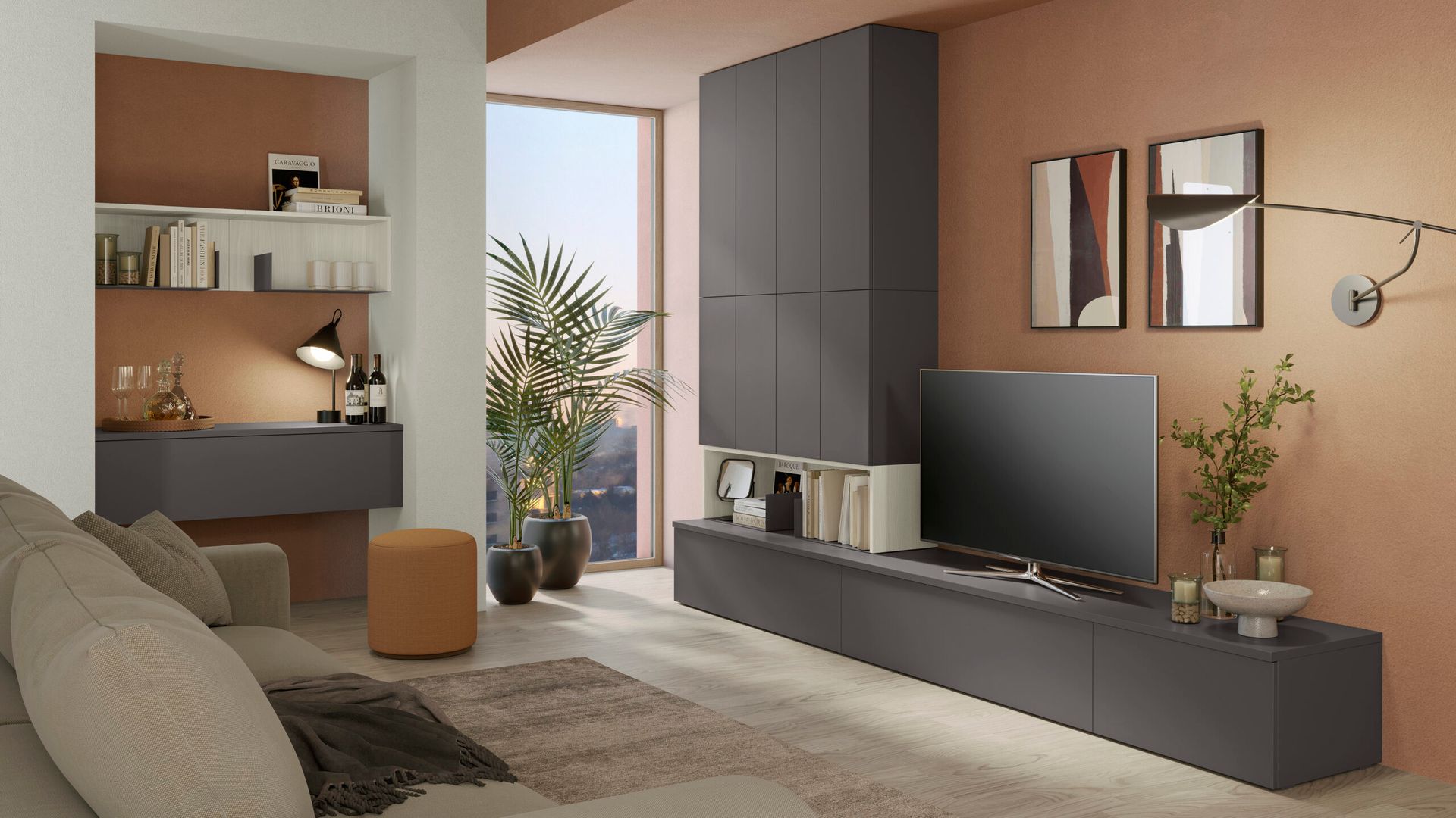 Soggiorno moderno con divano beige, mobile TV a parete grigio, mensole a muro, piante e illuminazione calda.