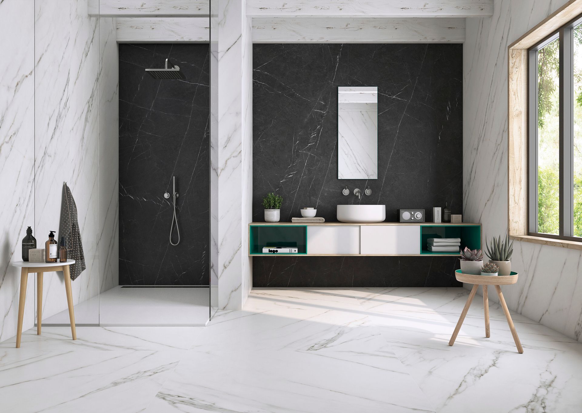 Bagno moderno con parete doccia nera, superfici in marmo bianco e mobile lavabo sospeso sotto lo specchio.