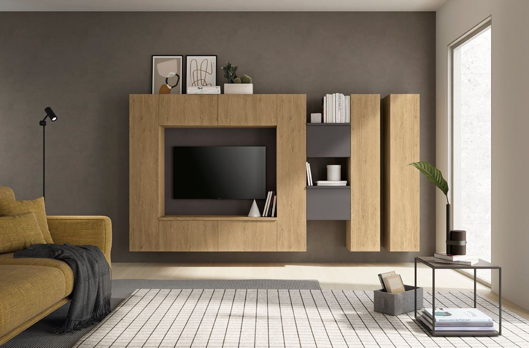 Soggiorno moderno con mobile a parete in legno, TV, divano color senape e ampia finestra.