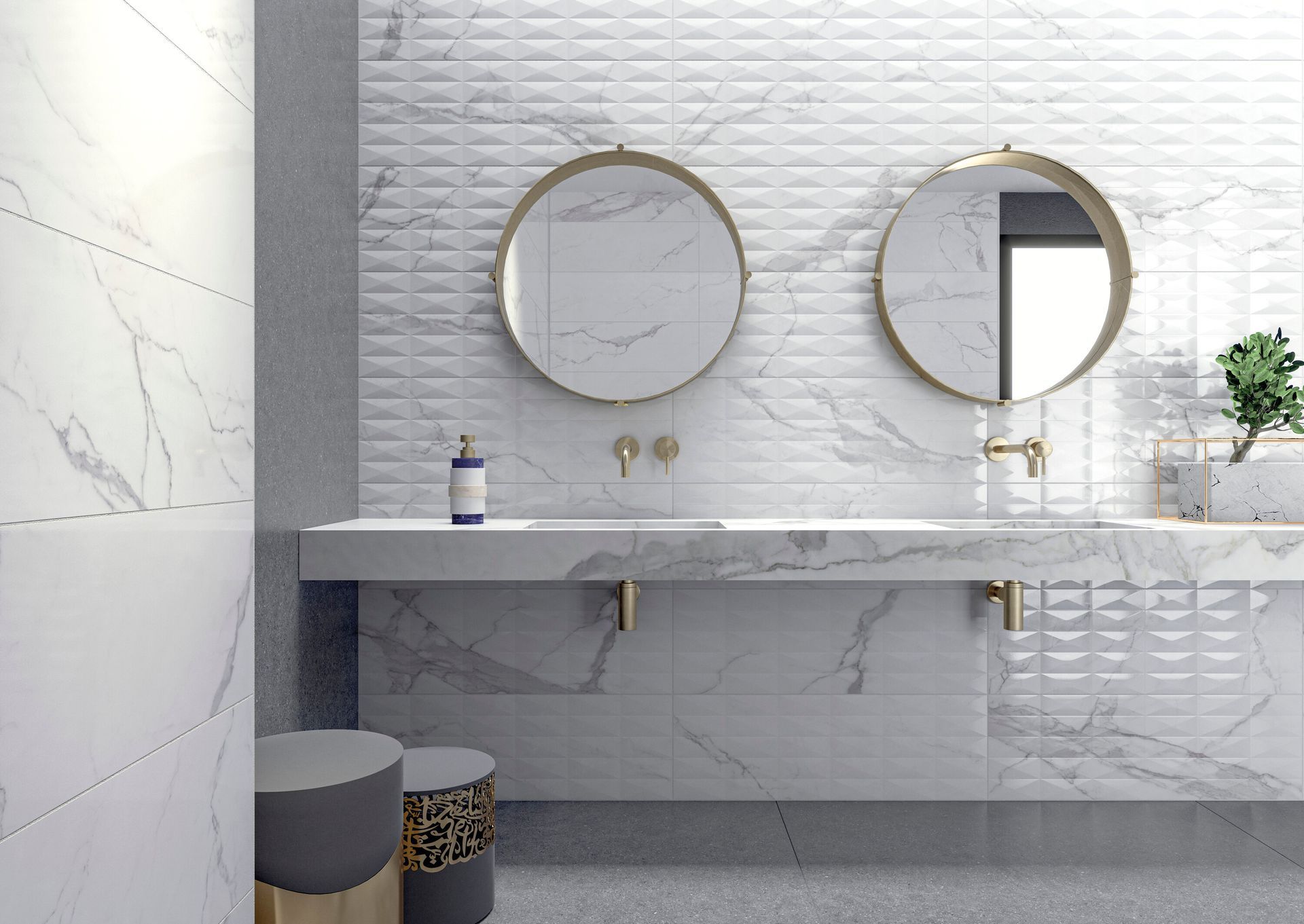 Mobile bagno moderno con specchi rotondi, pareti effetto marmo bianco e rubinetteria dorata.