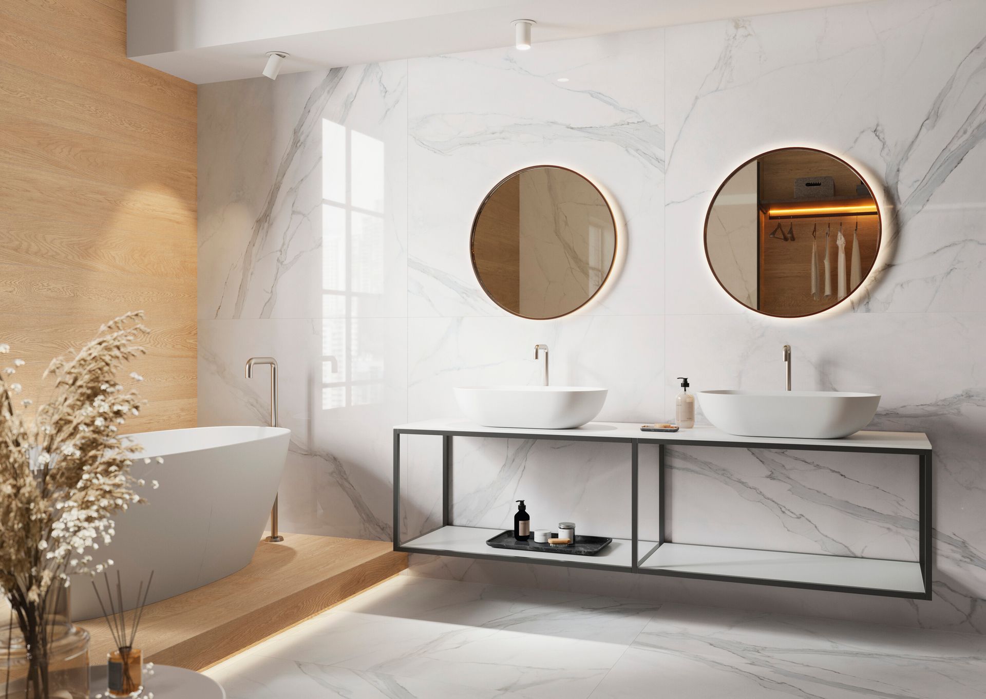 Bagno moderno con vasca freestanding, specchi rotondi, parete in marmo e mobile lavabo illuminato dalla luce naturale.