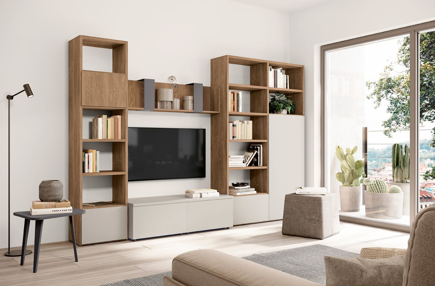 Soggiorno moderno con mobile TV in legno, librerie, divano beige, lampada da terra e grande porta scorrevole in vetro.