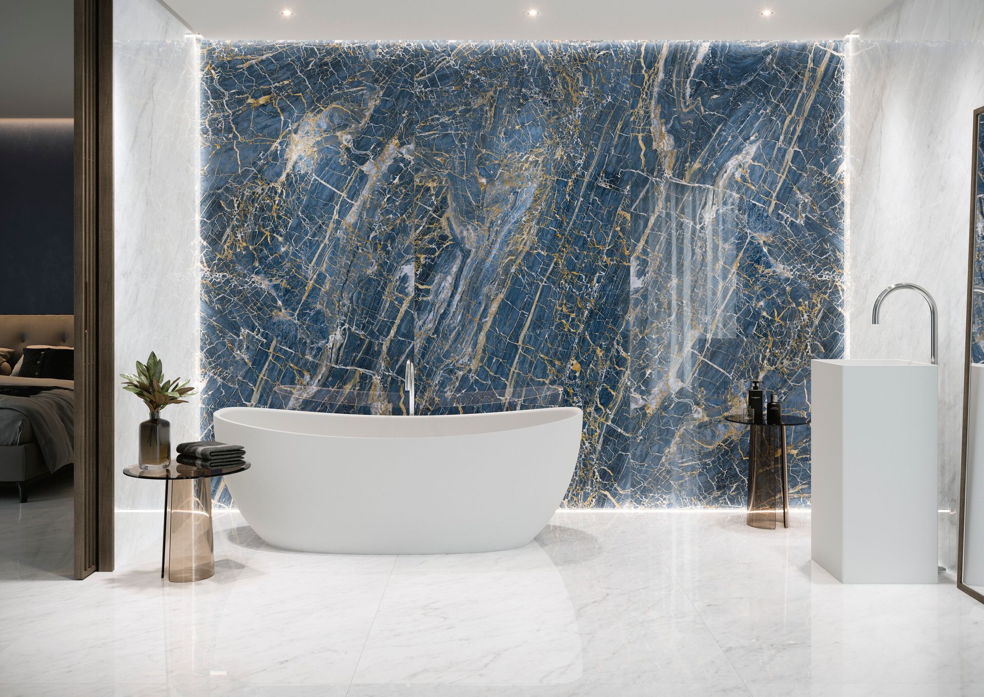 Bagno moderno con vasca freestanding, parete decorativa in marmo blu e sanitari bianchi minimalisti.