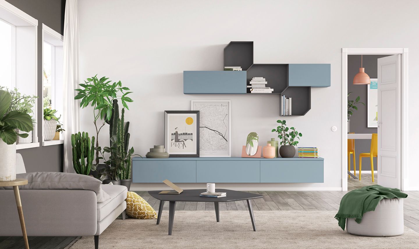 Soggiorno moderno con mensole blu, divano grigio, tavolino da caffè, piante e porta aperta sulla cucina.