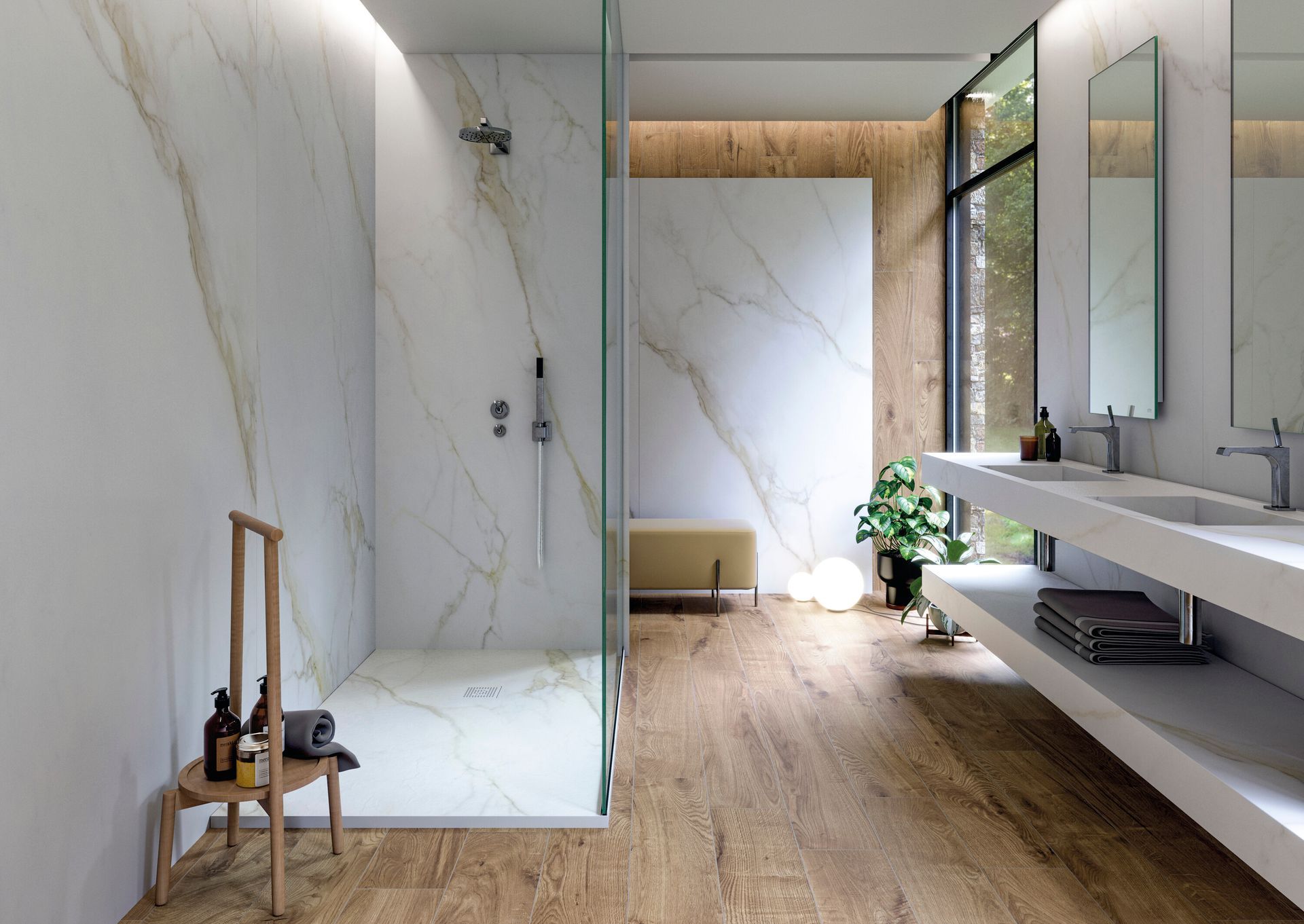 Bagno moderno con pareti in marmo, pavimento in legno, doccia in vetro, mobile lavabo sospeso e ampia zona salotto vicino alla finestra.