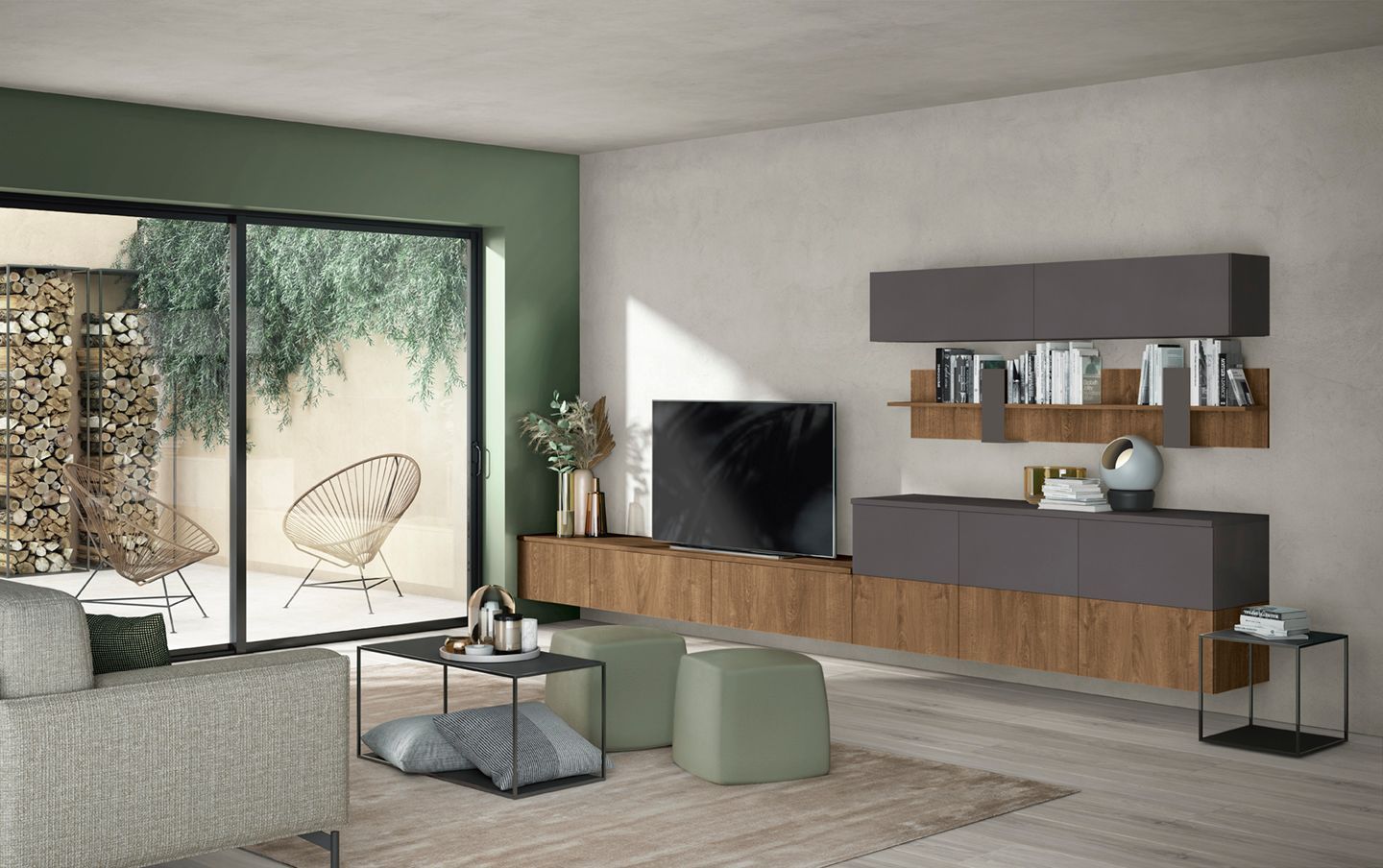 Soggiorno moderno con divano grigio, TV a parete, mobile porta TV in legno e ampie porte scorrevoli in vetro che conducono al patio.