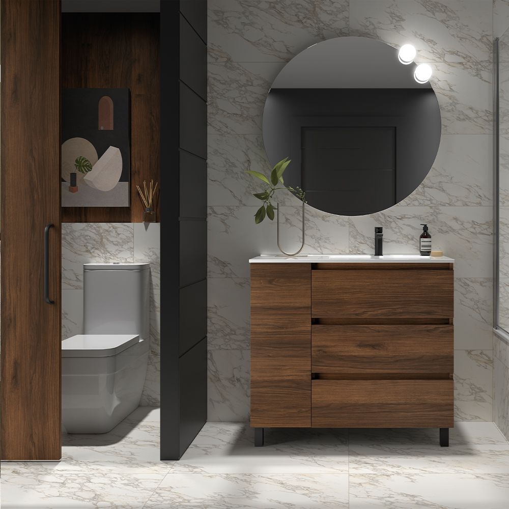 Bagno moderno con mobile lavabo in legno, specchio rotondo, pareti in marmo e WC in una stretta nicchia.
