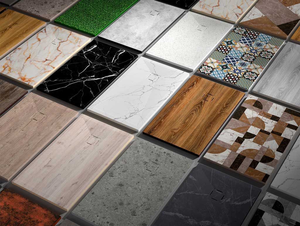 Campioni assortiti di piastrelle in marmo, legno, pietra e con motivi a mosaico, disposti a griglia