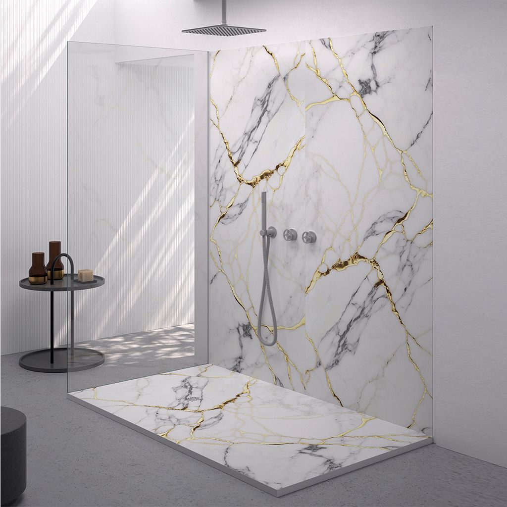 Doccia moderna con pareti effetto marmo bianco, venature dorate e soffione a pioggia in un bagno minimalista.
