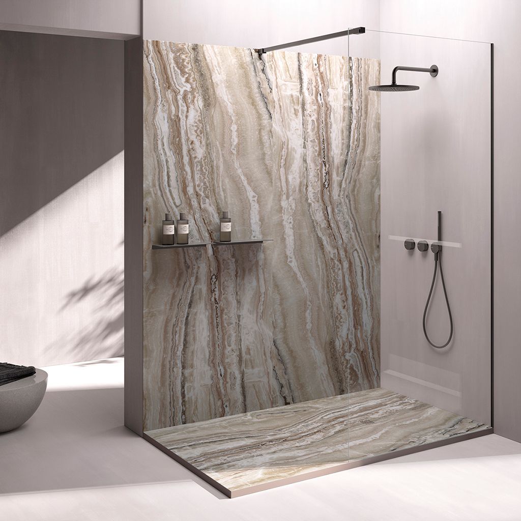 Cabina doccia moderna con pareti rivestite con piastrelle effetto marmo, soffione a pioggia e doccetta a mano.