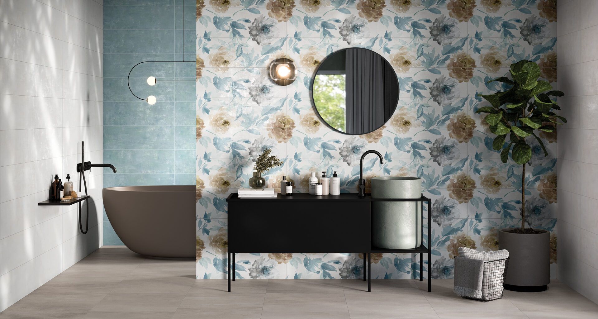 Bagno moderno con carta da parati a motivi floreali, vasca freestanding, mobile lavabo nero, specchio rotondo e pianta in vaso.