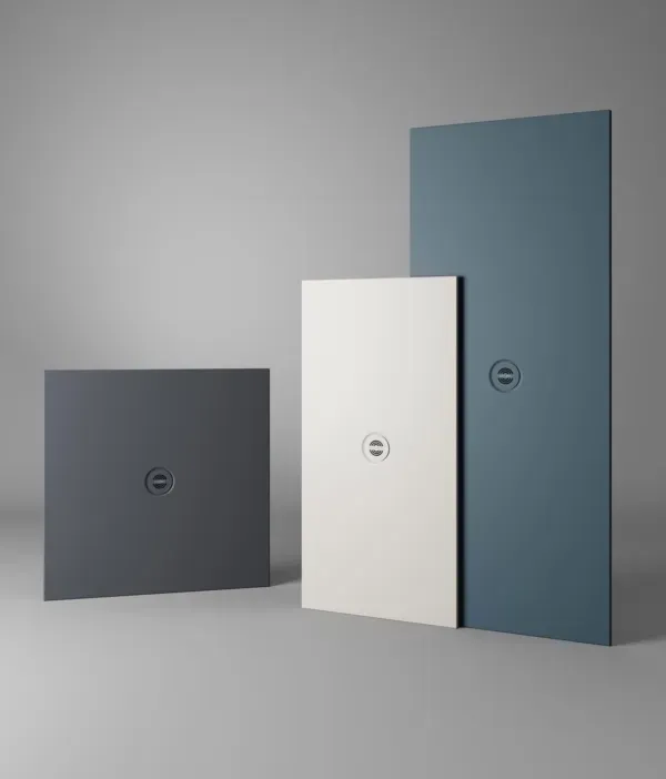 Tre pannelli murali minimalisti nei colori grigio, bianco e blu su sfondo neutro.