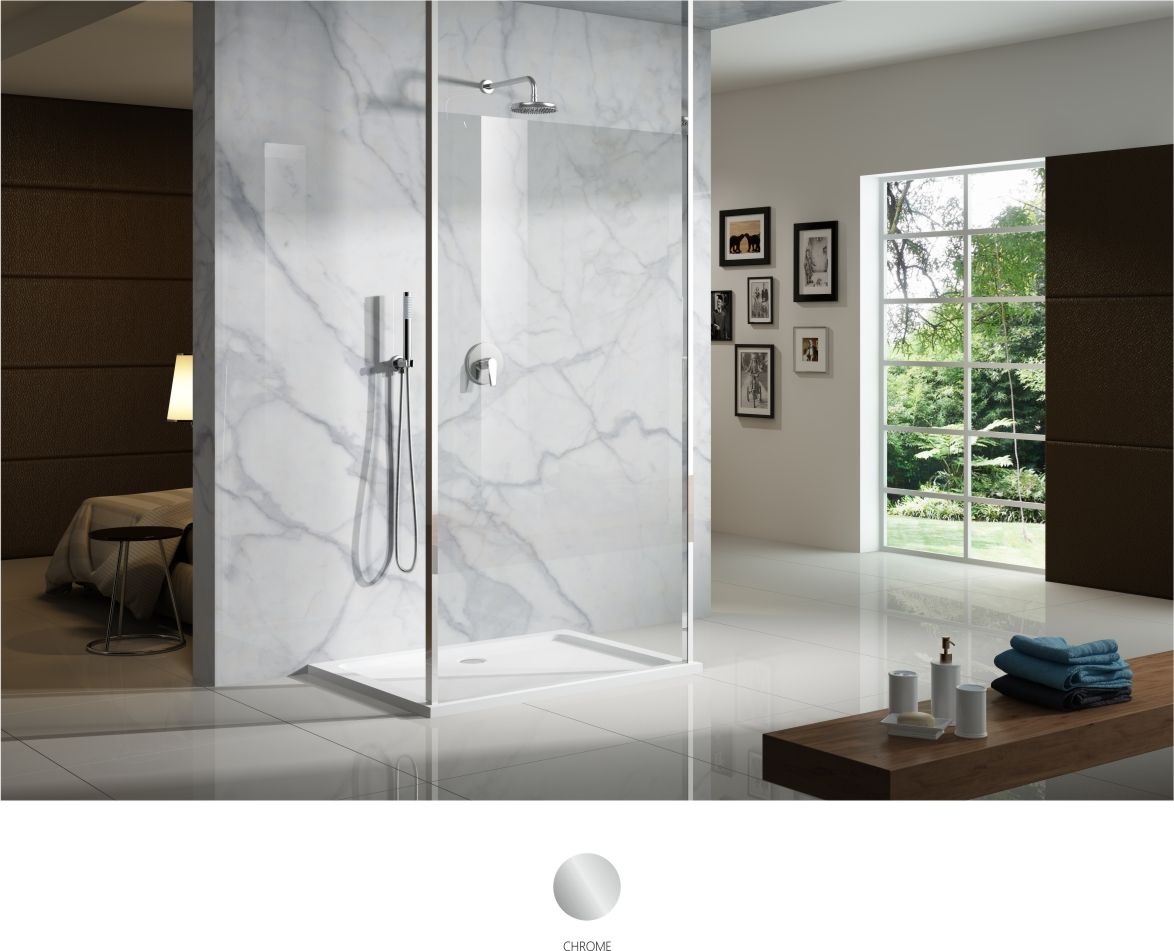 Bagno moderno con doccia in vetro, pareti in marmo bianco e finestra con vista sul verde.