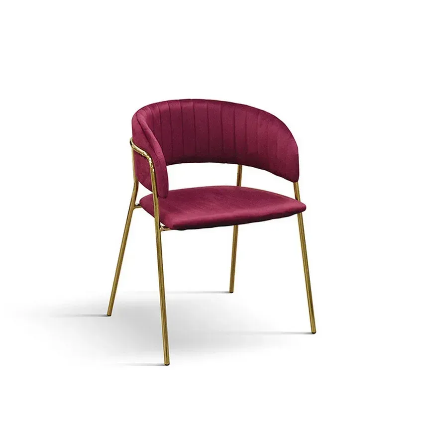 Sedia imbottita color bordeaux con gambe in metallo dorato su sfondo bianco.
