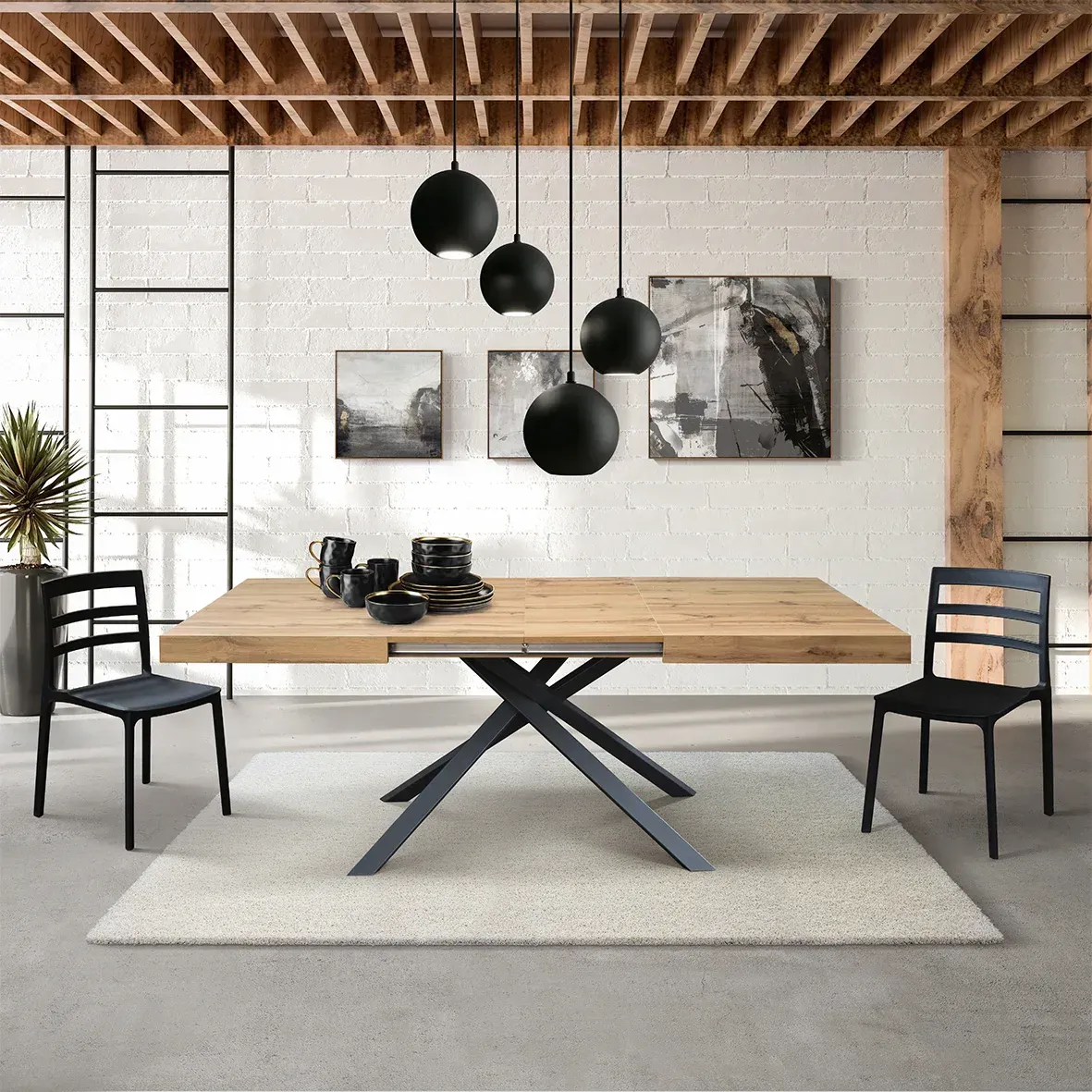 Sala da pranzo moderna con tavolo in legno, sedie nere, lampade a sospensione e opere d'arte astratte alle pareti.