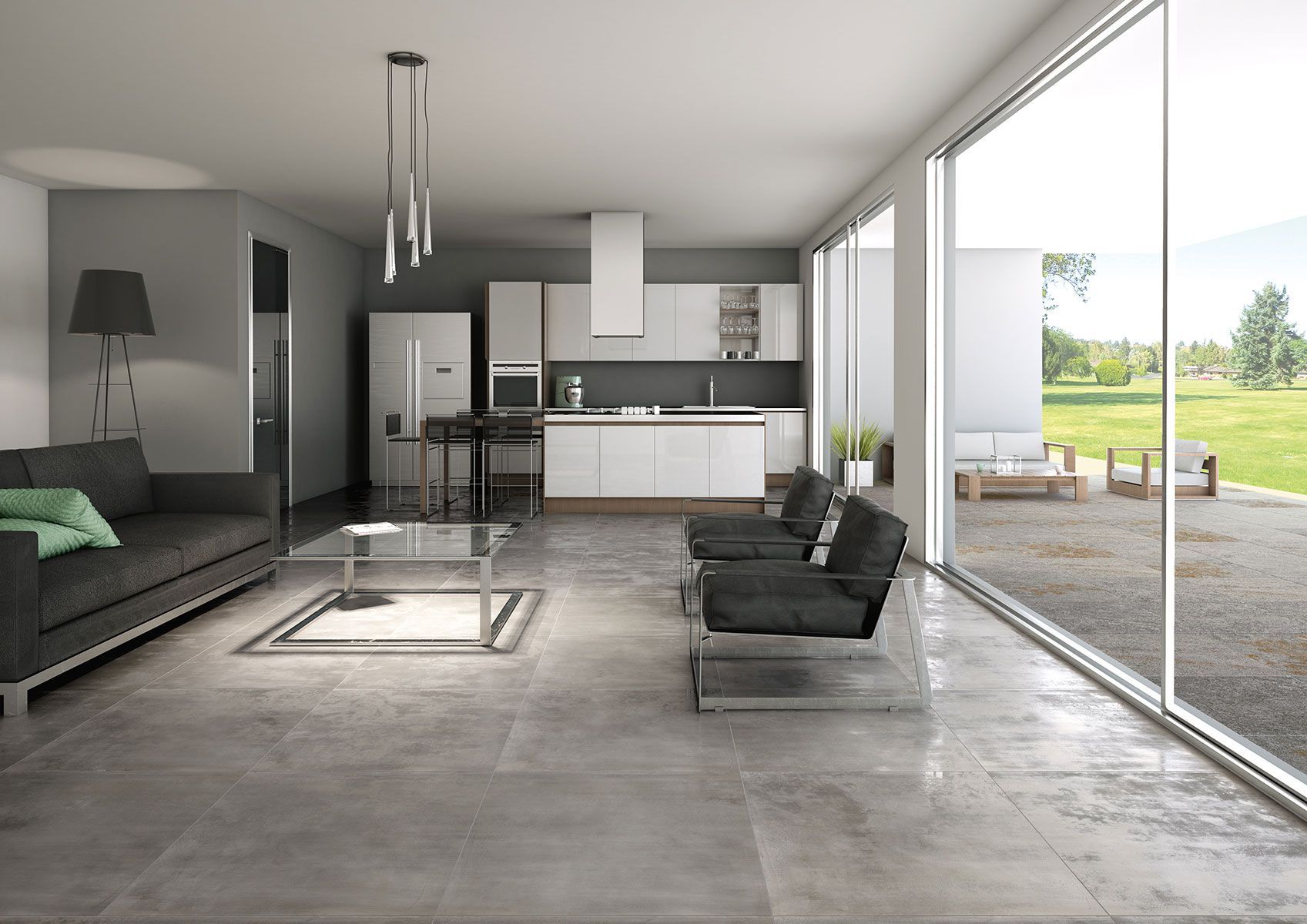 Soggiorno moderno a pianta aperta con mobili grigi, cucina e grandi finestre a tutta altezza che si affacciano su un patio.
