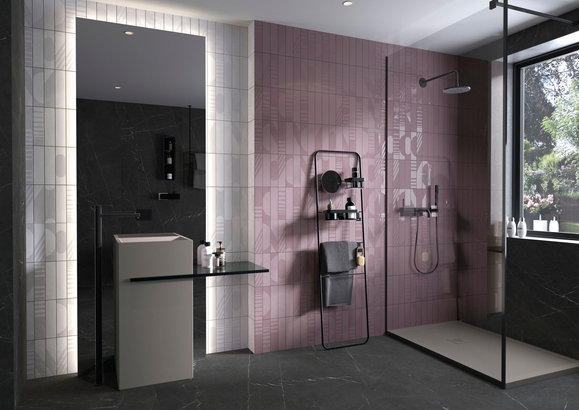 Bagno moderno con cabina doccia, lavabo con mobiletto e parete decorativa rivestita con piastrelle rosa.