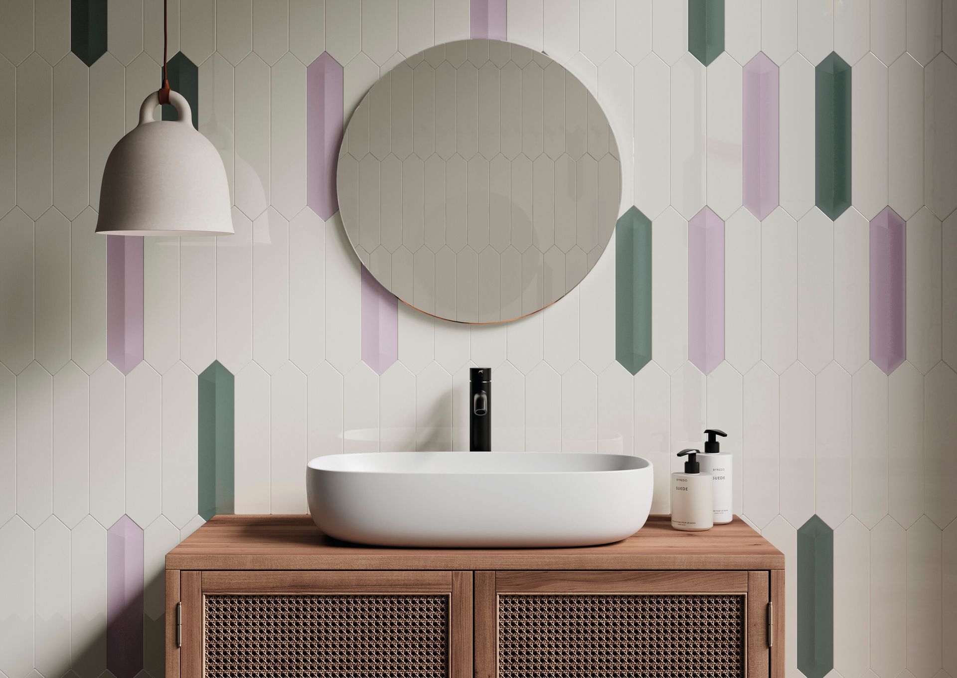 Mobile bagno moderno con specchio rotondo, lavabo bianco e carta da parati geometrica con dettagli viola.