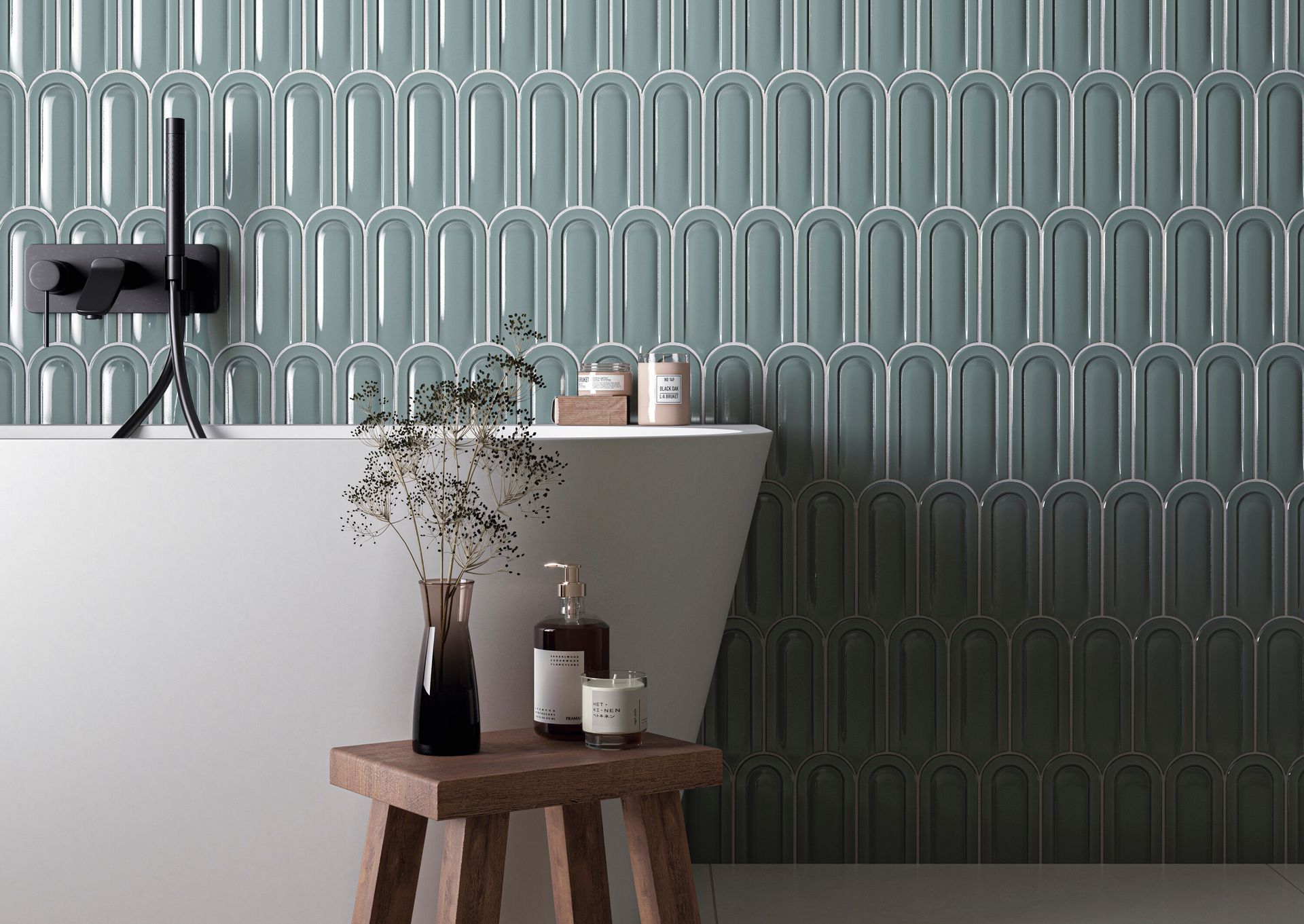 Elegante zona lavabo con carta da parati a motivi color verde acqua, piano bianco e piccoli oggetti decorativi su uno sgabello di legno.