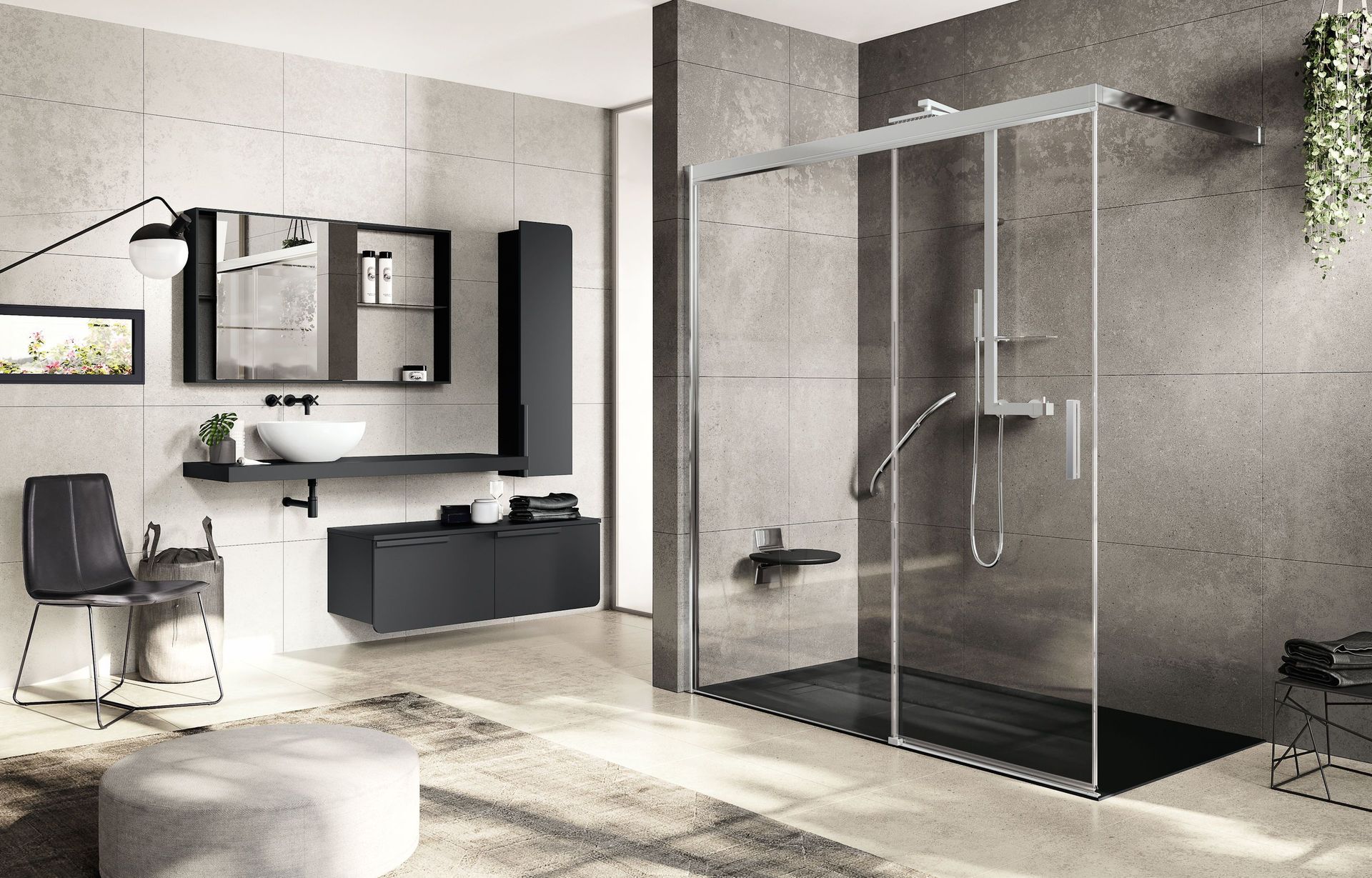 Bagno moderno con doccia in vetro, mobile lavabo sospeso, specchio e sedia nera accanto alla finestra.