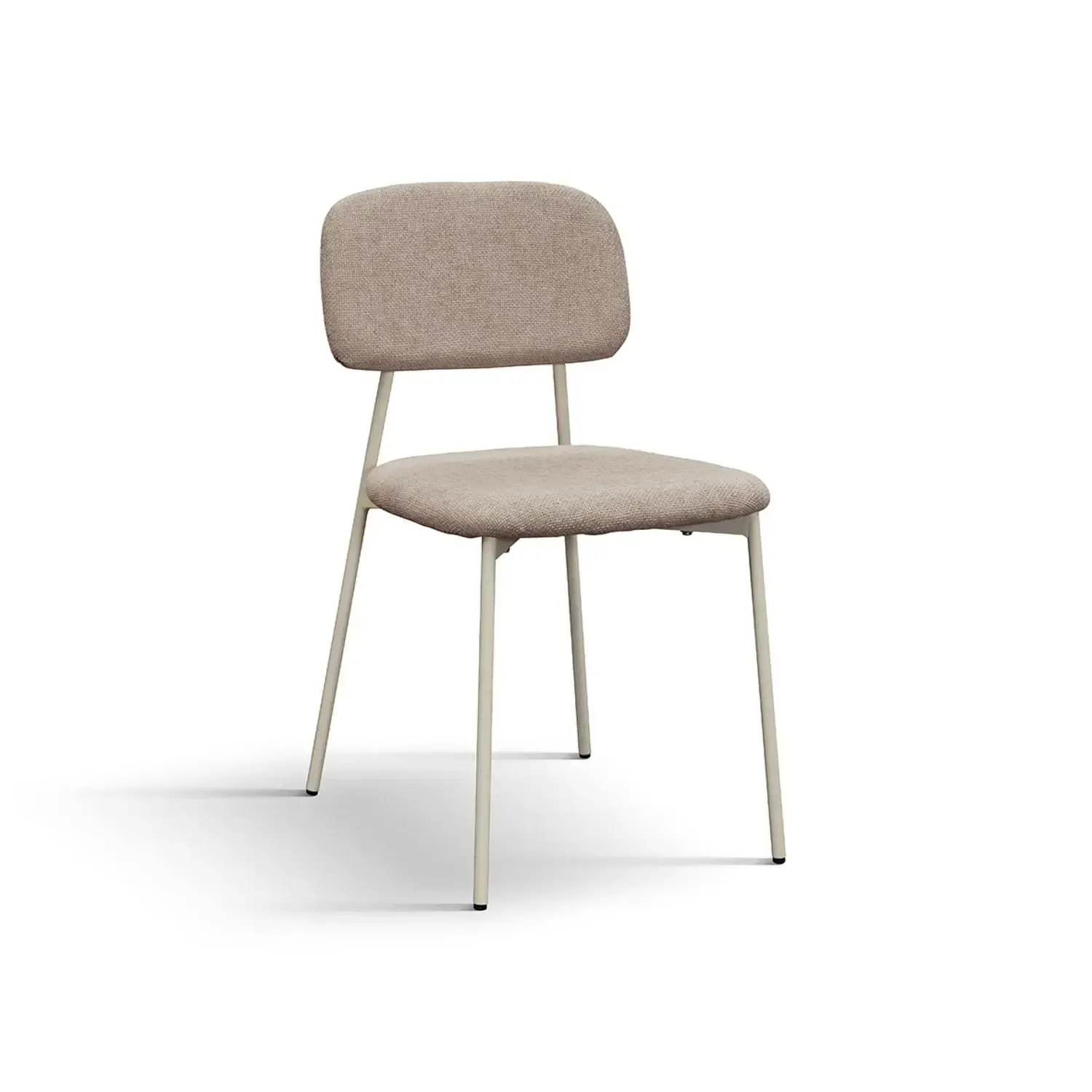 Sedia imbottita beige con gambe sottili in metallo su sfondo bianco