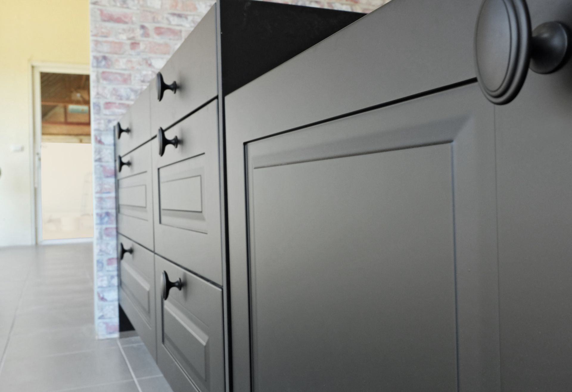 Cabinet Refinishing vs. Replacement: Which Is Right for Your Kitchen?