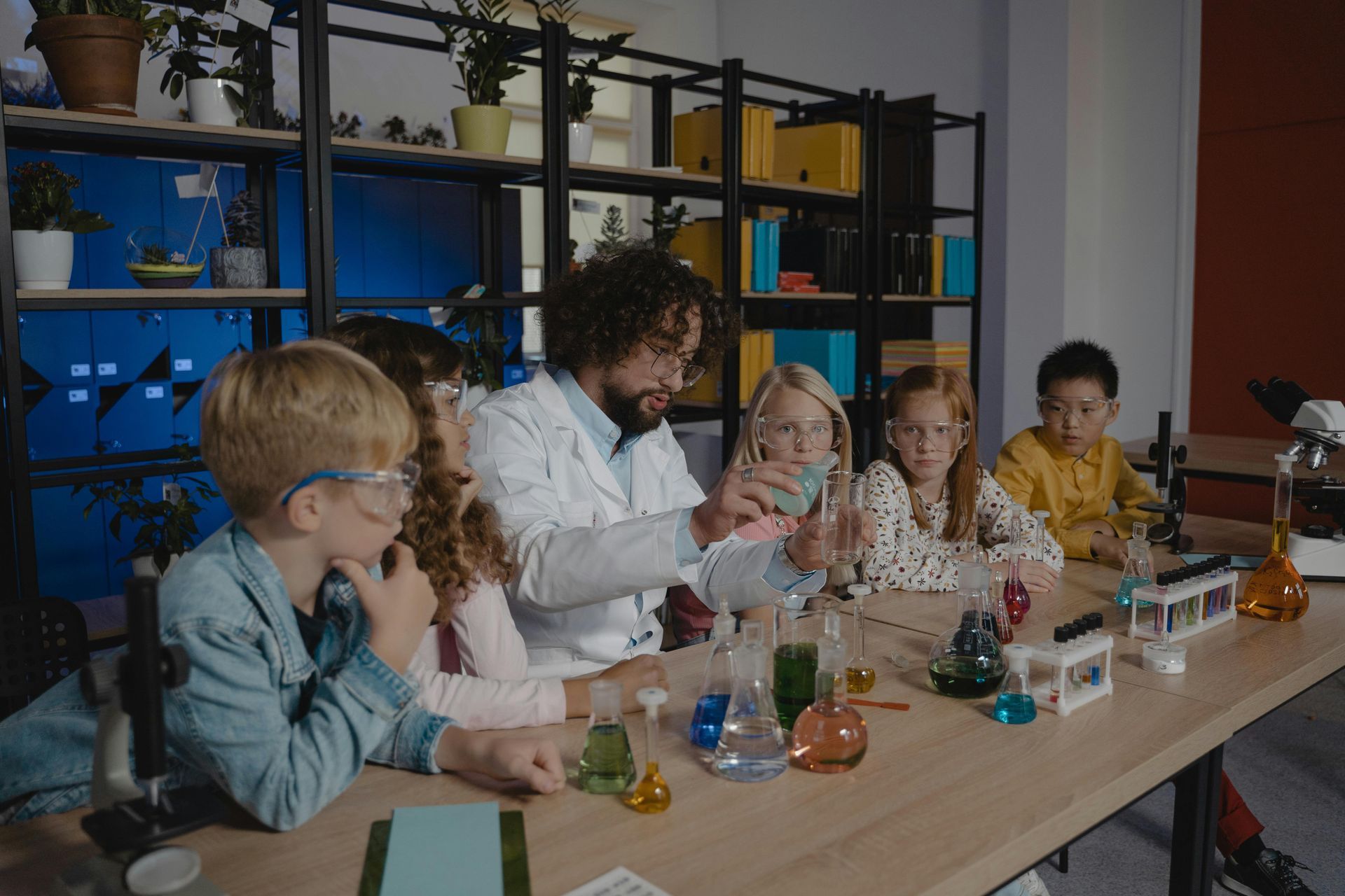 Teacher showing students a science experiment in a lab. The Immanuel Difference | Immanuel Lutheran School | Belvidere, IL